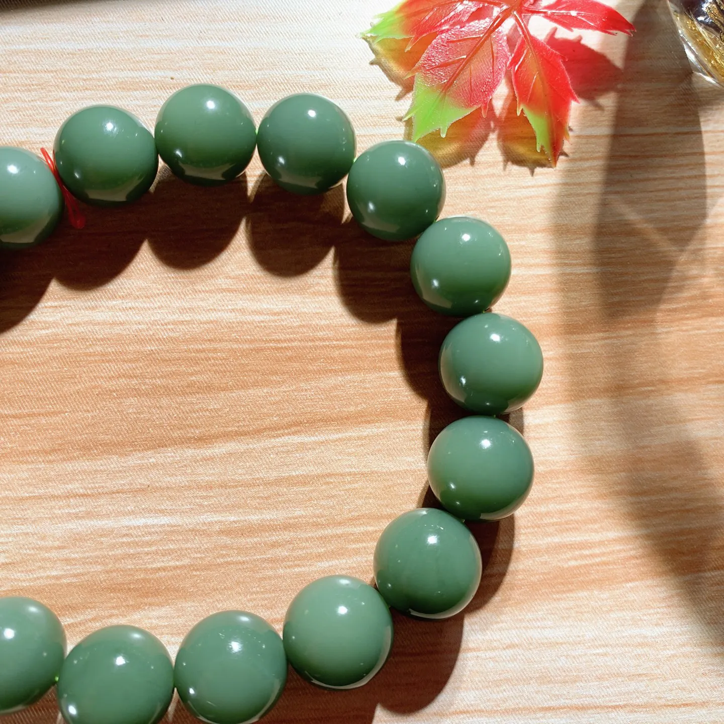 和田玉鸭蛋青俄罗斯碧玉圆珠手串。单颗尺寸12重45.3克，玉质细腻油润 底色纯净 脂粉好，品质好！lt251223