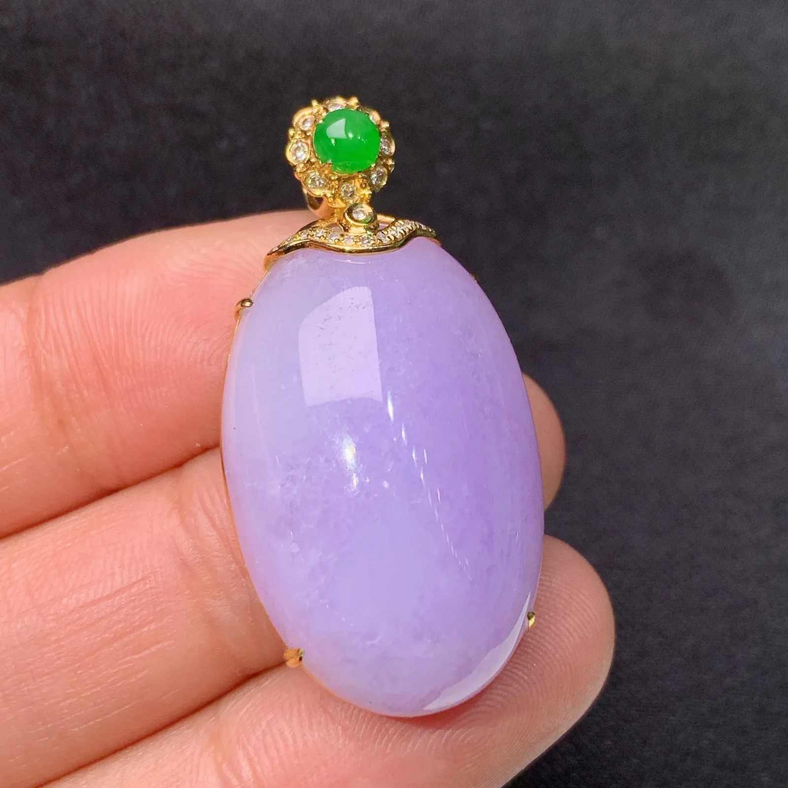 紫罗兰蛋面吊坠，18k金镶嵌，温润细腻，颜色鲜艳 尺寸35.2*17.8*10.3