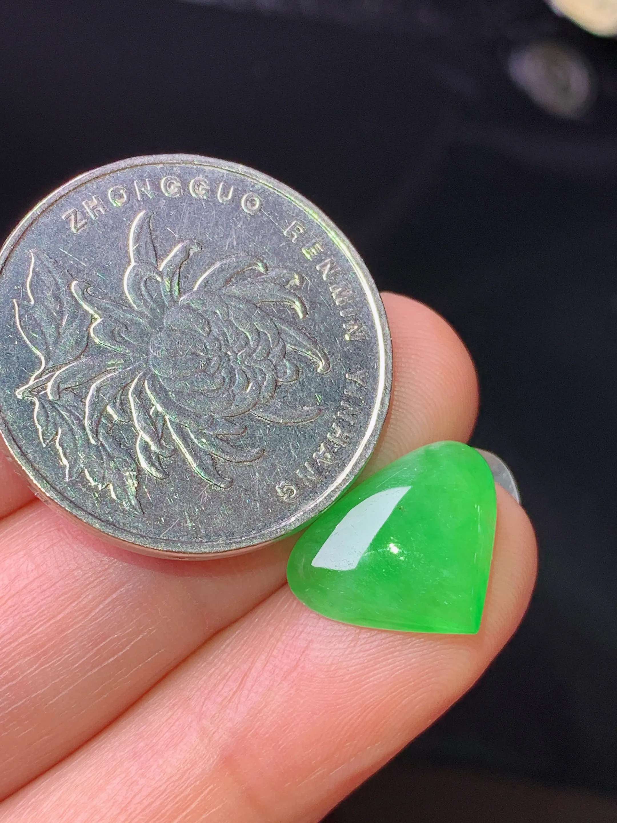 镶嵌款 满绿心形 玉质细腻 色泽清新艳丽 整体尺寸11.5*14*3.2