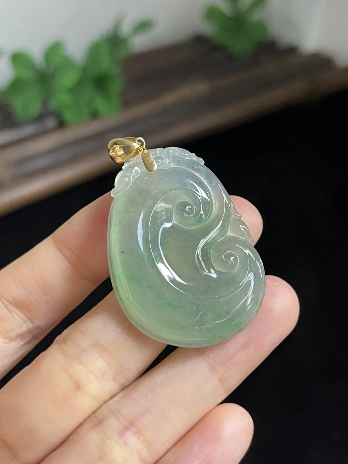 翡翠冰糯种淡绿色如意，印记：G18K