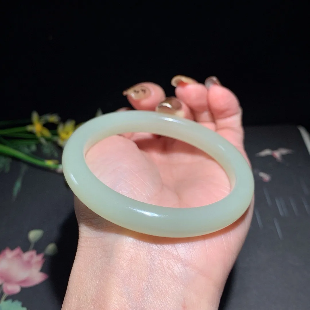 和田玉58圈口清水色手镯！晴水色！玉质细腻油润 底色纯净 无裂无杂 脂粉好，品质好！