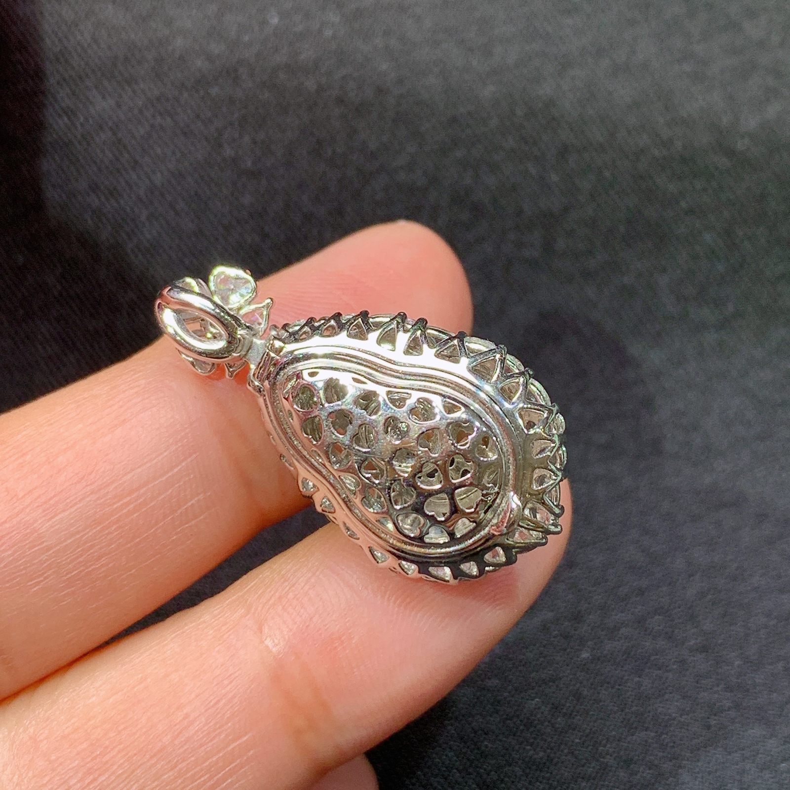 阳绿葫芦吊坠，18k金镶嵌，色泽鲜阳，冰润细腻，种水足，尺寸28.3*15.6*12.1