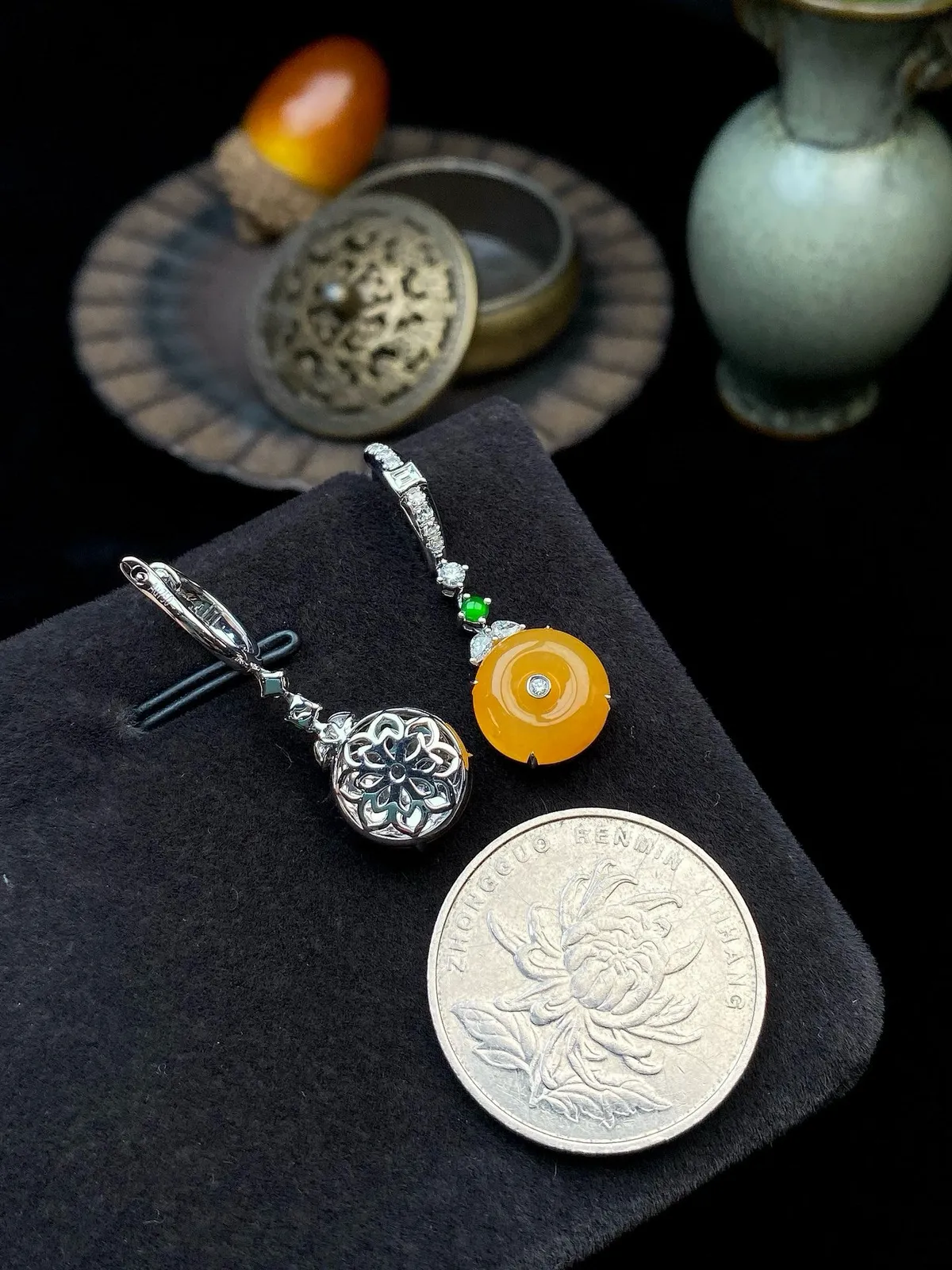 【冰种黄翡平安扣耳坠】质地细腻，种水上乘，纯净通透，收藏品质，18k金钻豪华镶嵌，裸石尺寸10.6*4.8毫米