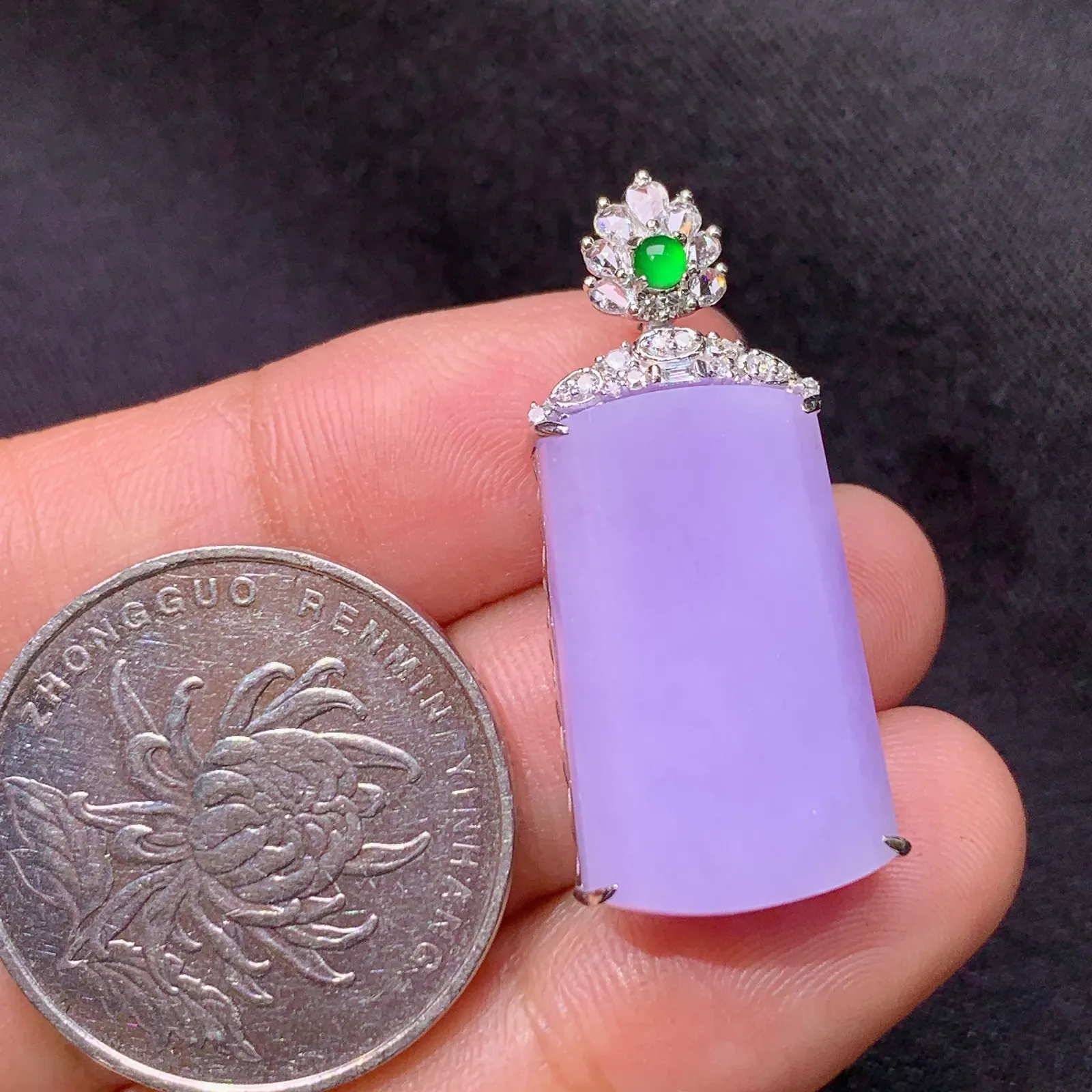 紫罗兰无事牌吊坠，18k金镶嵌，温润细腻，颜色浓郁 尺寸32.3*14.2*7.3