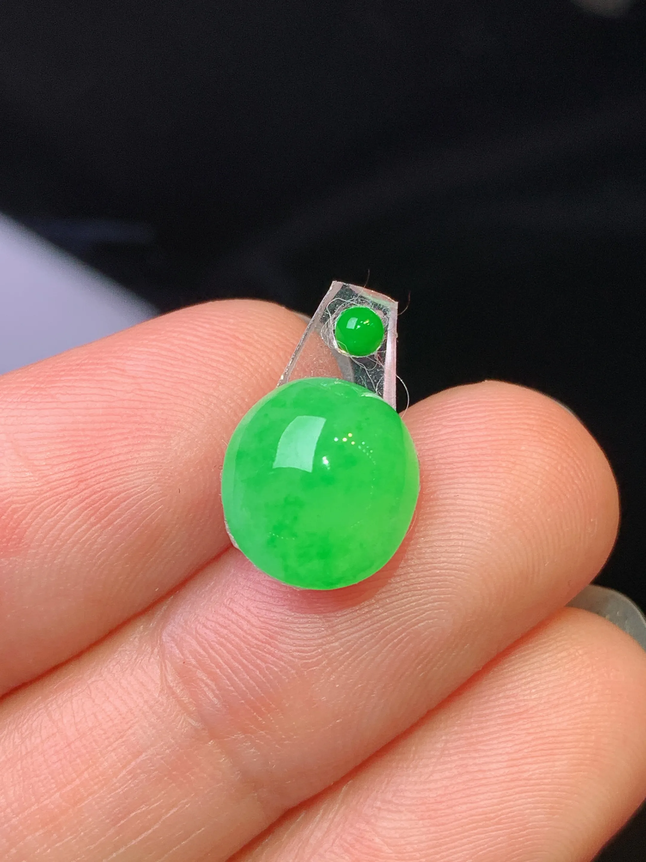 镶嵌 款满绿蛋面吊坠 玉质细腻 色泽清新艳丽 整体尺寸10.5*9.3*4.5