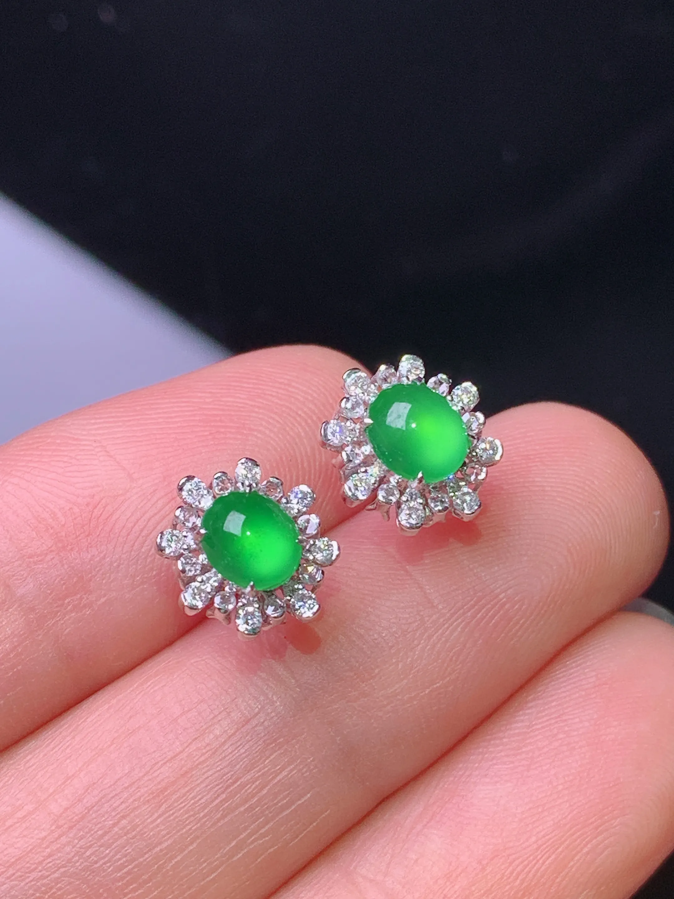 18k金钻镶嵌满绿耳钉 玉质细腻 色泽清新艳丽 整体尺寸9.6*8.3*5.8