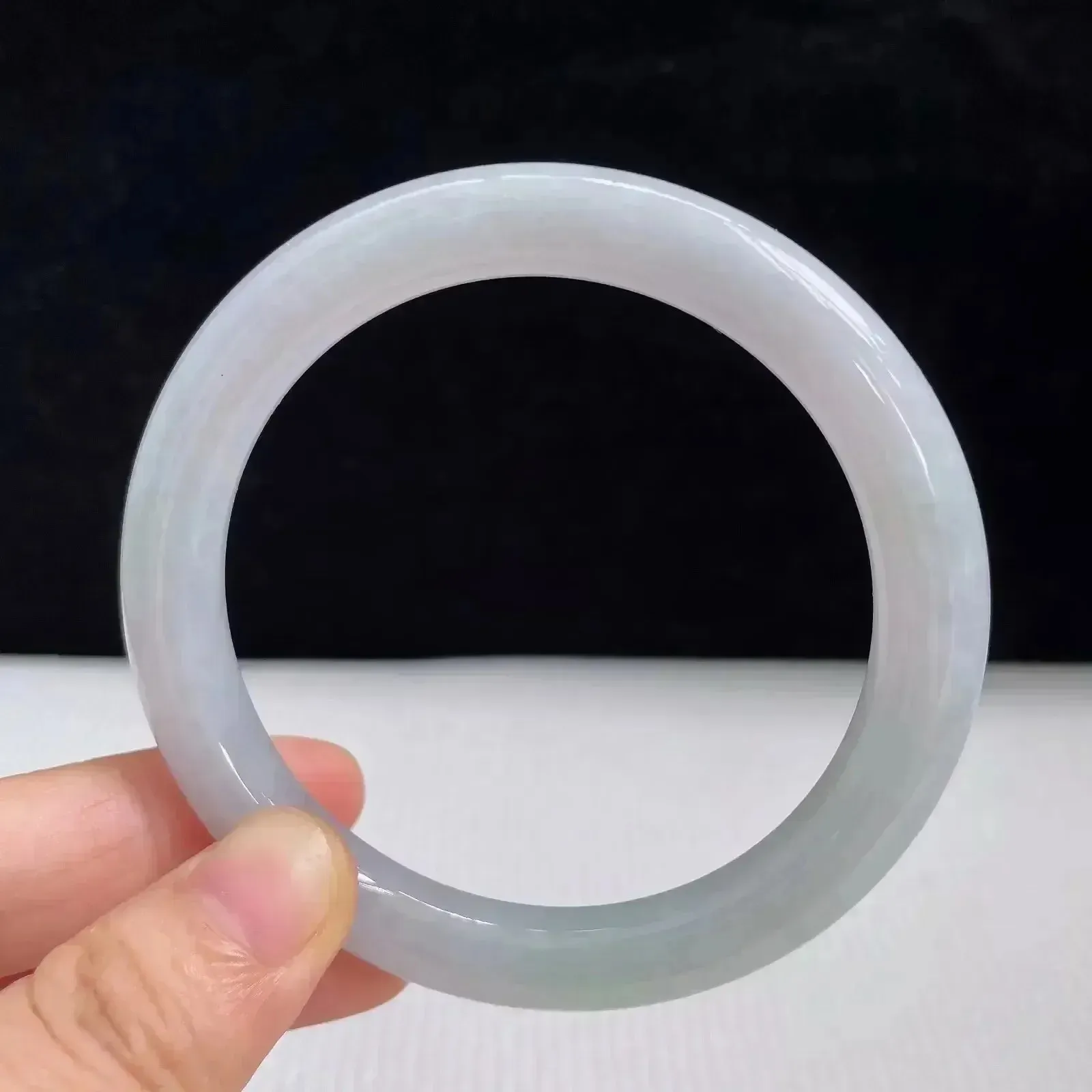 56mm自然光拍摄天然翡翠A货淡绿好种水圆条手镯 40.40克