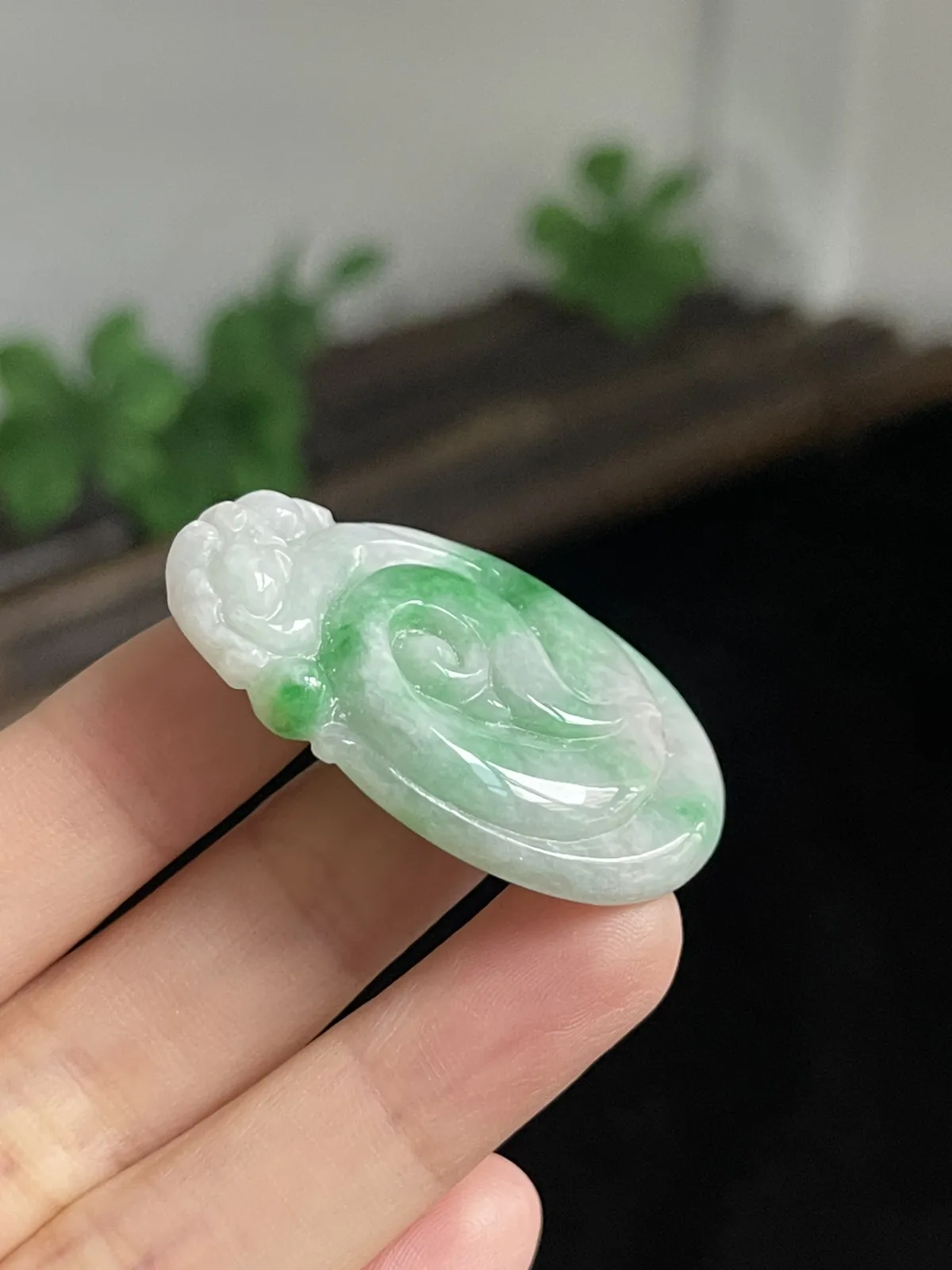 翡翠吊坠，厚装阳绿色如意吊坠