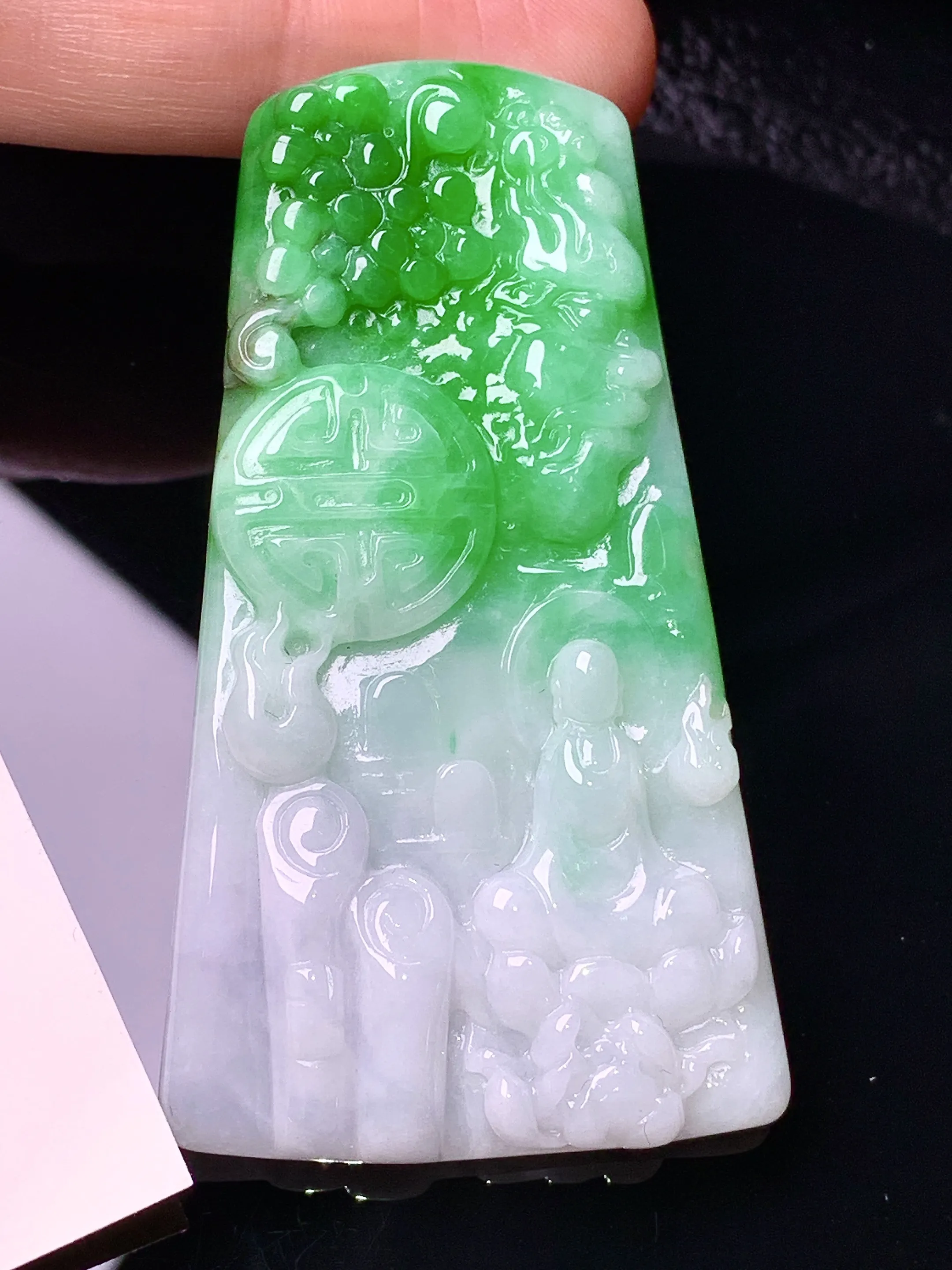 飘绿无相观音菩萨吊坠 玉质细腻 色泽清新艳丽 整体尺寸62*34.6*5.6