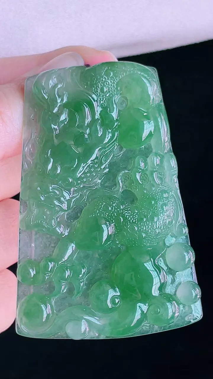 【翡翠名称】老坑种冰晴绿大龙牌翡翠挂件
【翡翠尺寸】60.8/40.6/5.5mm
【翡翠描述】宝贝种老水足，玉质细腻，色泽靓丽，性价比高，佩戴效果好！
【其它赠送】权威证书/精美挂绳盒子/支持全国复检