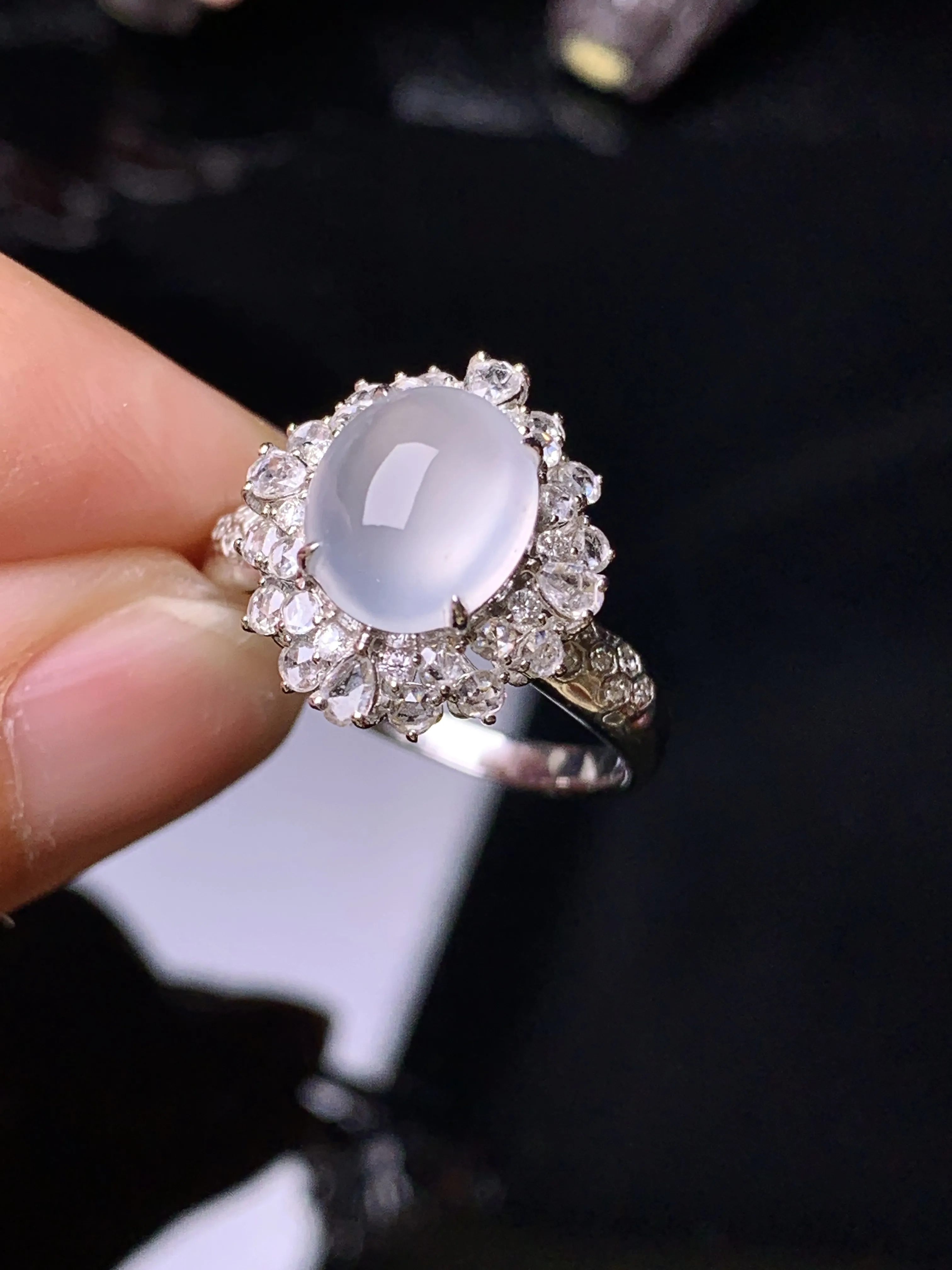 18k金钻镶嵌冰种蛋面戒指 玉质细腻 色泽清新艳丽 圈口14 整体尺寸14.6*13.2*11