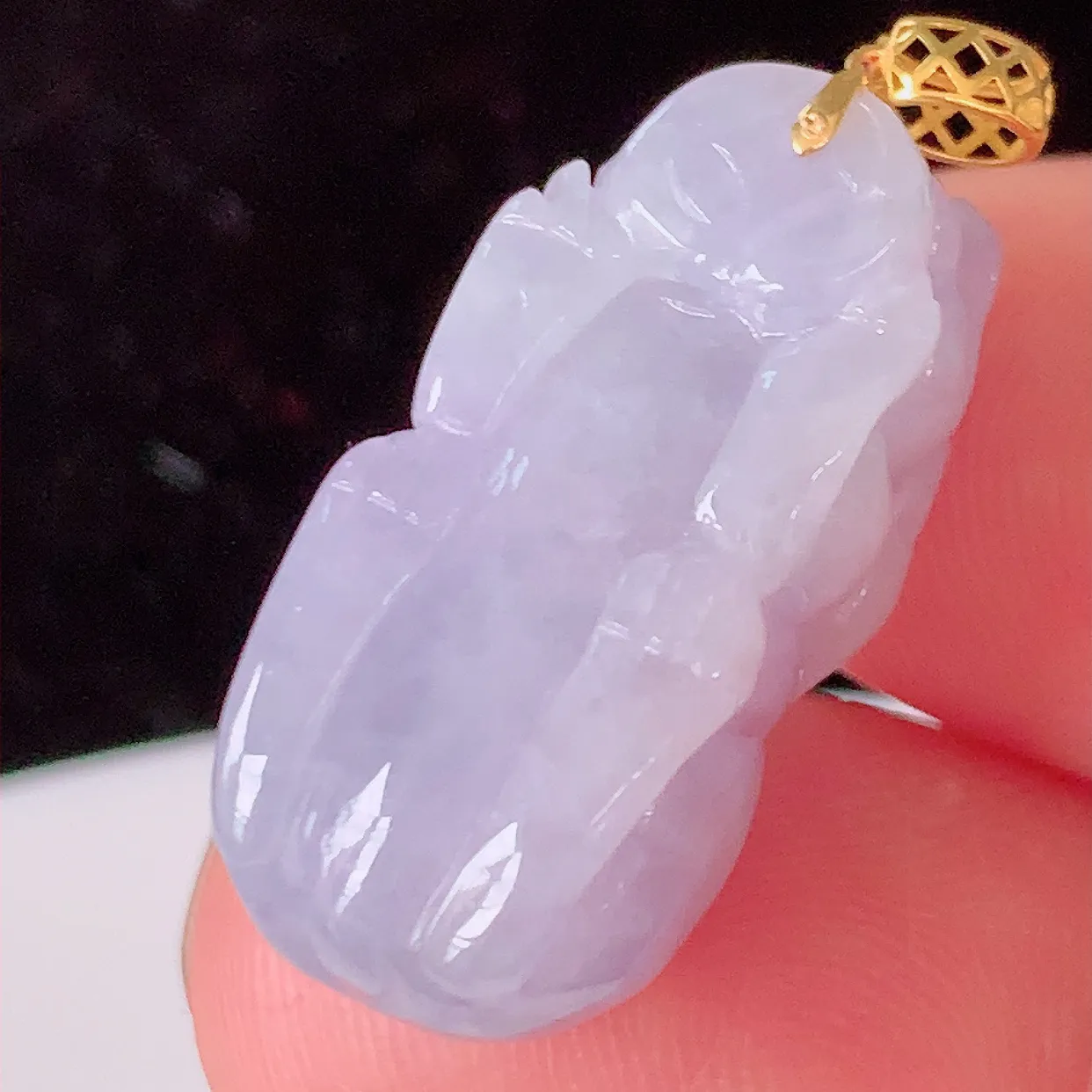 自然光实拍  18K金镶紫罗兰翡翠招财貔貅吊坠，民间有“一摸貔貅运程旺盛 再摸貔貅财运滚滚  三摸貔貅平步青云 ” 的美好祝愿。#802.2 整体 30 裸石25*12-11.5mm