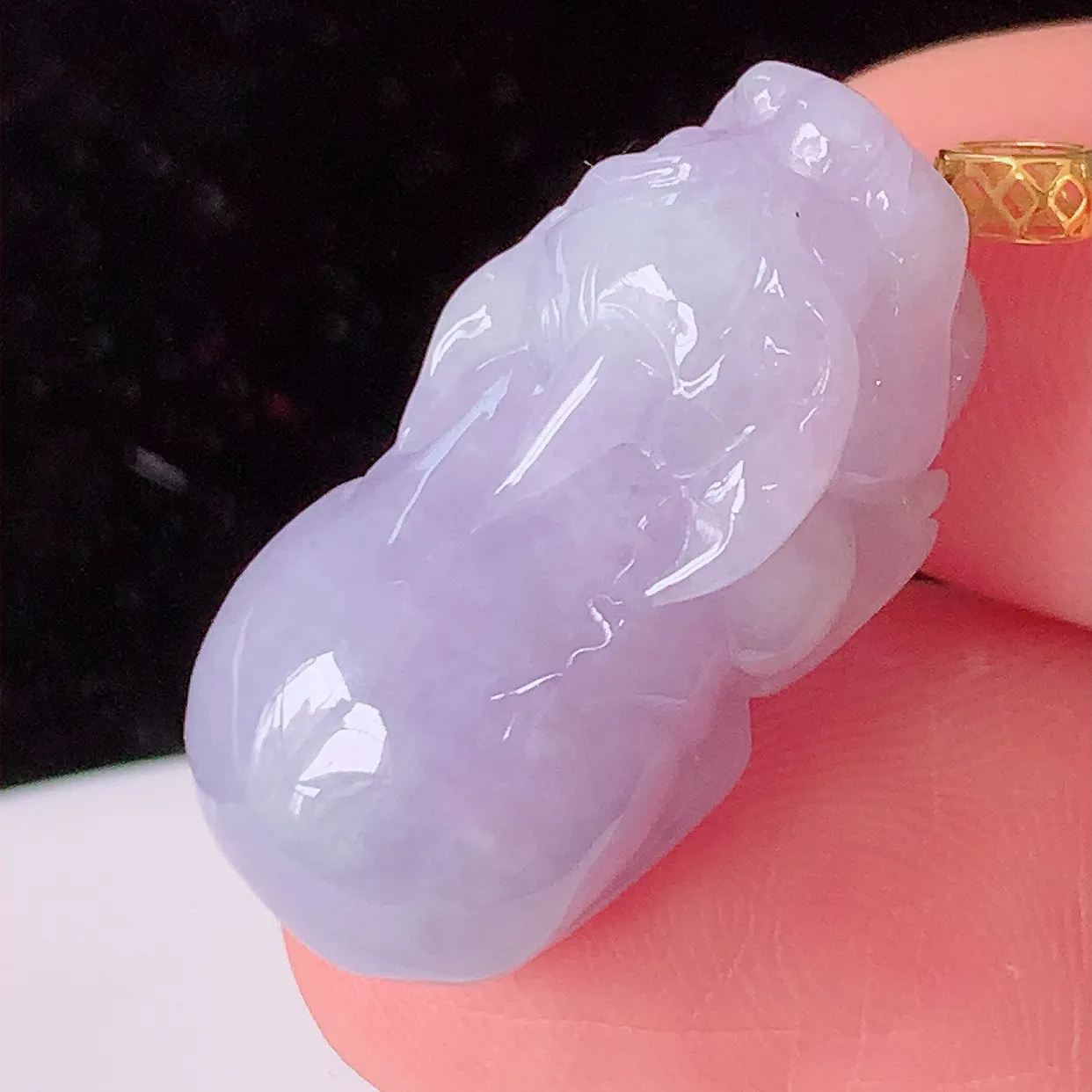 自然光实拍  18K金镶紫罗兰翡翠招财貔貅吊坠，民间有“一摸貔貅运程旺盛 再摸貔貅财运滚滚  三摸貔貅平步青云 ” 的美好祝愿。#802.2 整体 30 裸石25*12-11.5mm