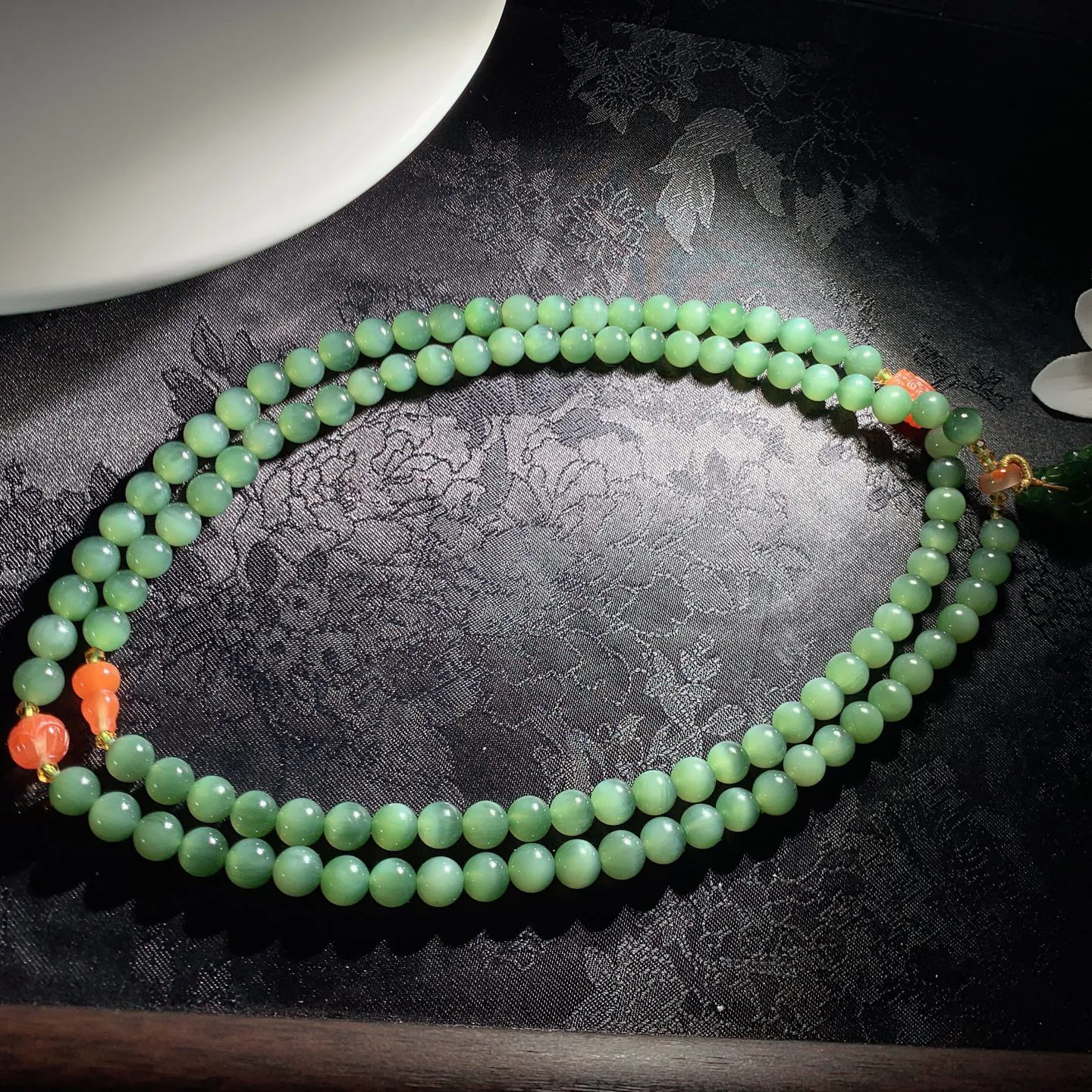 和田玉菠菜绿俄罗斯碧玉猫眼108佛珠项链。单颗尺寸8！玉质细腻油润。手推出油。佩戴高端典雅。lt251223