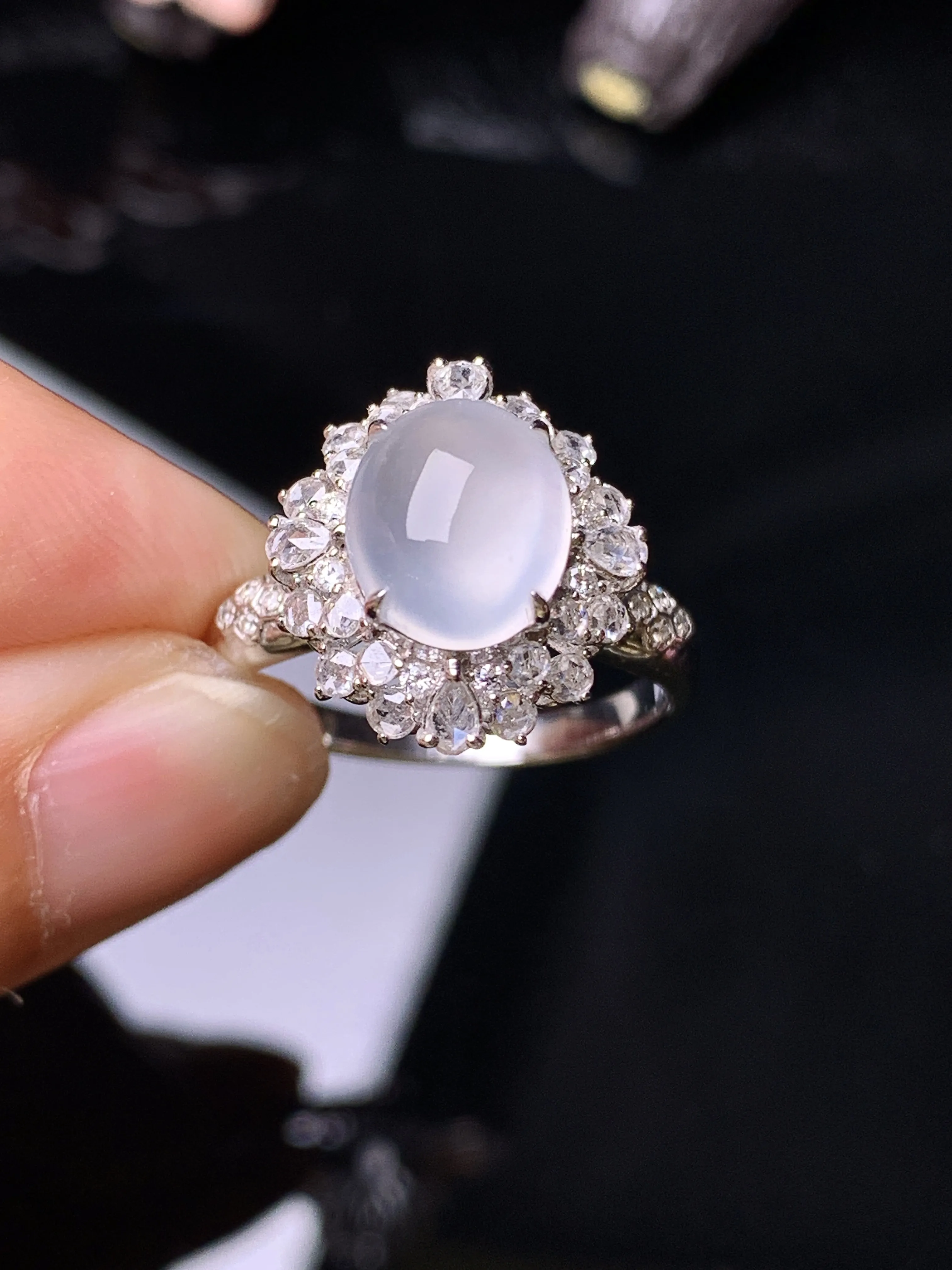 18k金钻镶嵌冰种蛋面戒指 玉质细腻 色泽清新艳丽 圈口14 整体尺寸14.6*13.2*11