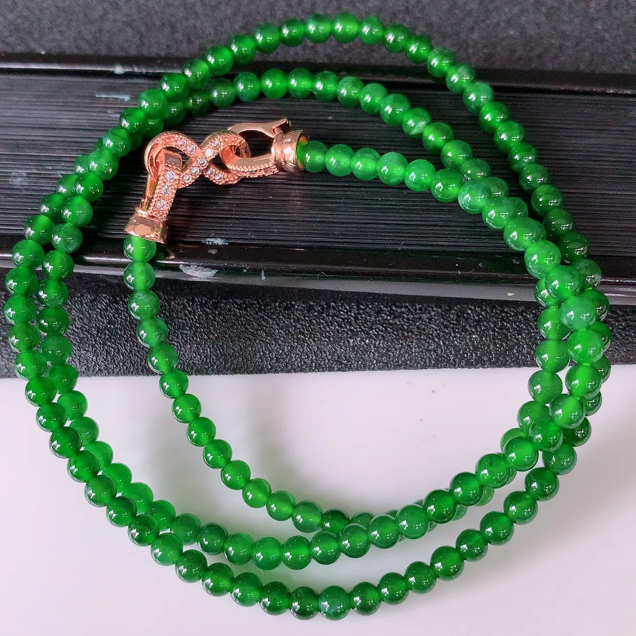 自然光实拍，冰种满绿翡翠珠链，颜色丰富，料子细腻，高档大气，自戴送礼佳品！#001.1取一尺寸3.9mm