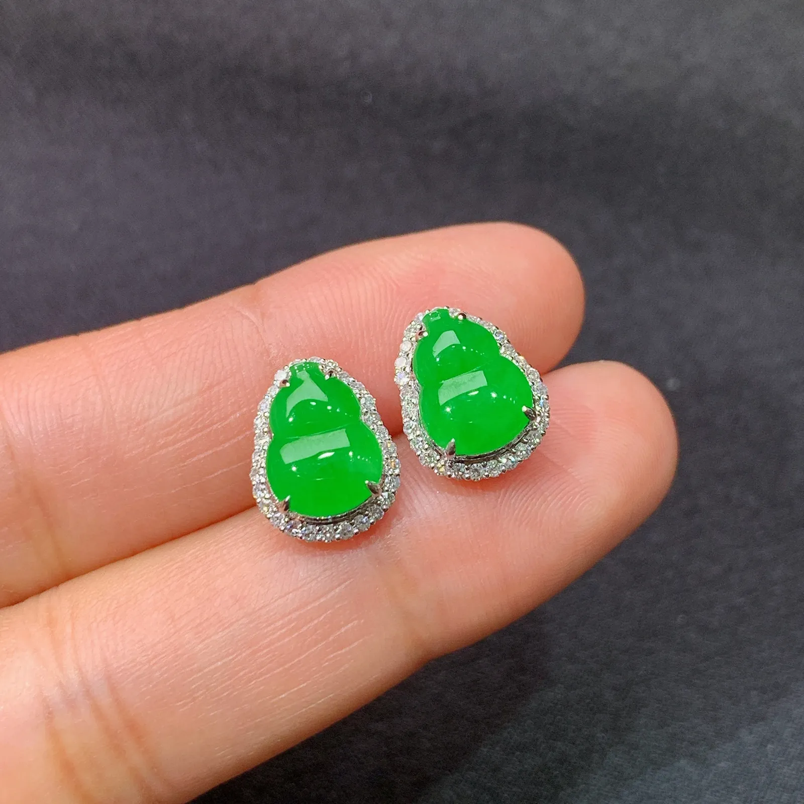 阳绿葫芦耳钉，18k金镶嵌，简约时尚，冰润色阳，种水足，Xj 尺寸9*6.5*2