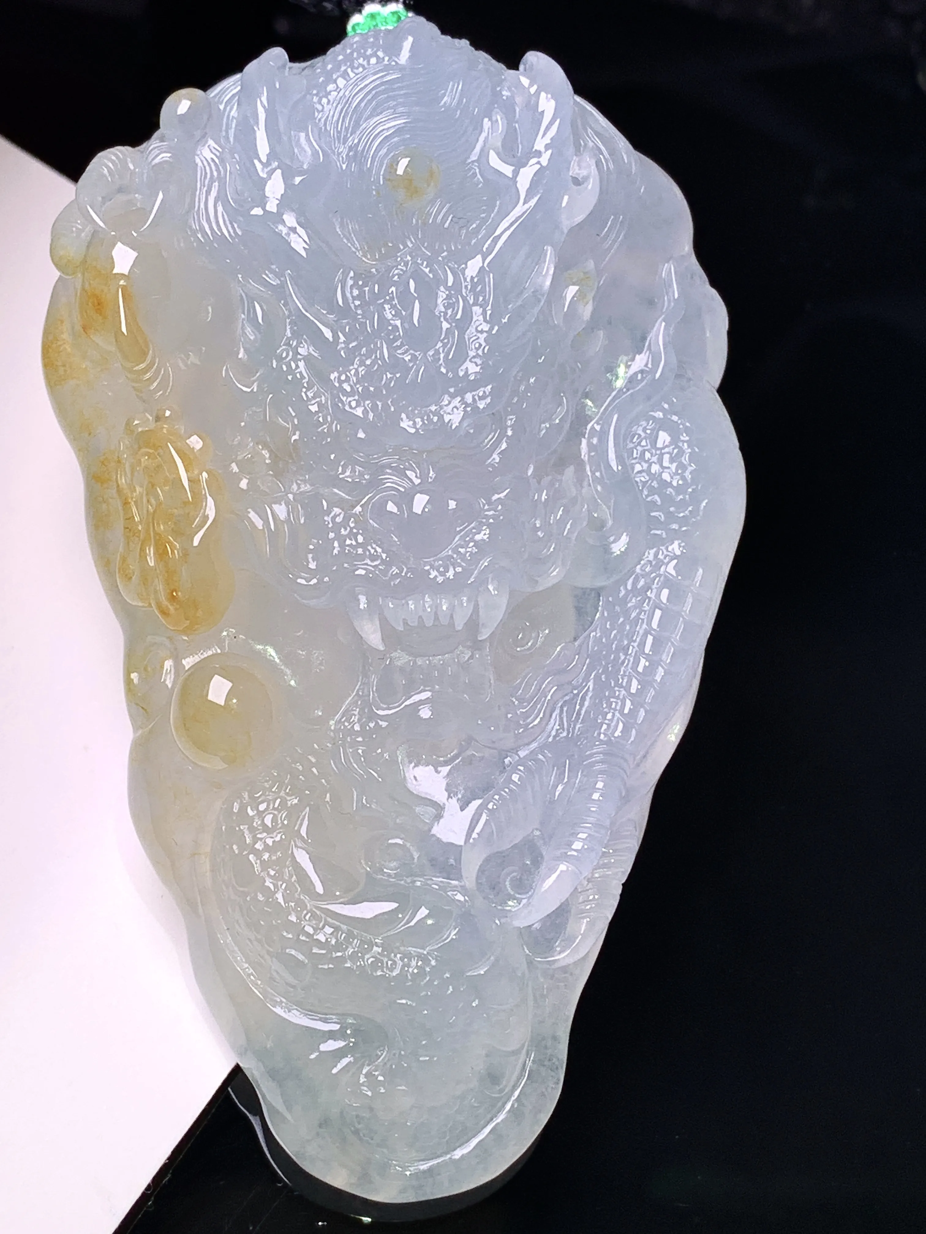 飘黄龙牌龙吊坠 玉质细腻 色泽清新艳丽 整体尺寸70.7*41.2*11.2