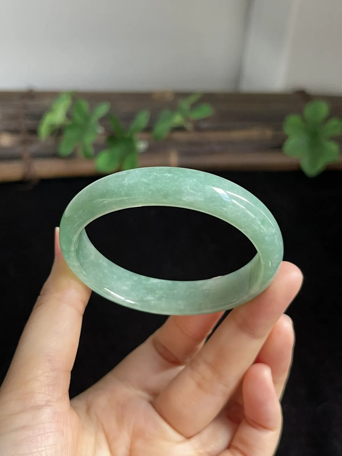 贵妃镯52.5圈口，翡翠糯化种淡绿色手镯