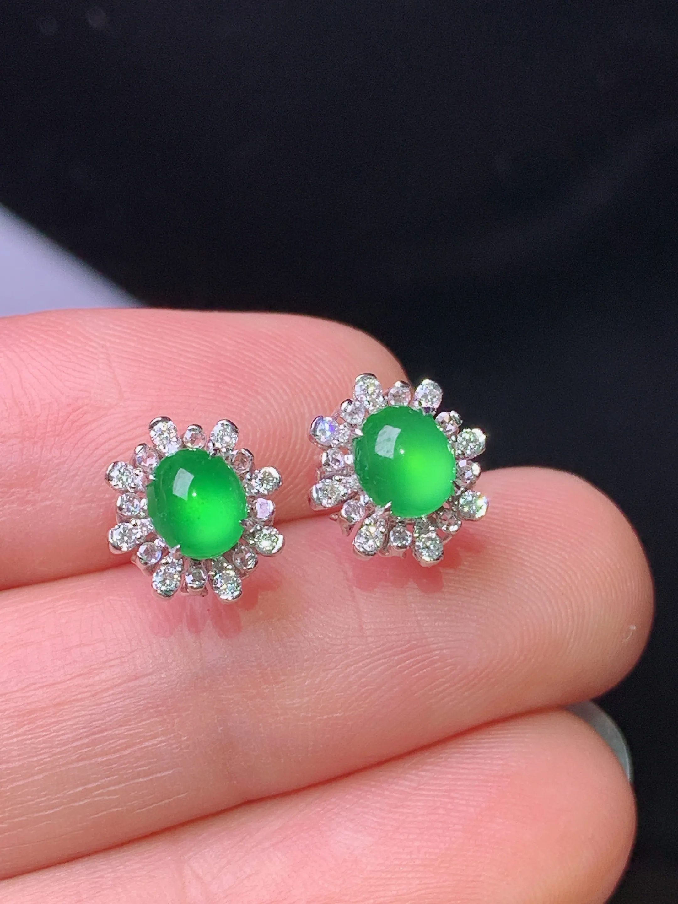 18k金钻镶嵌满绿耳钉 玉质细腻 色泽清新艳丽 整体尺寸9.6*8.3*5.8