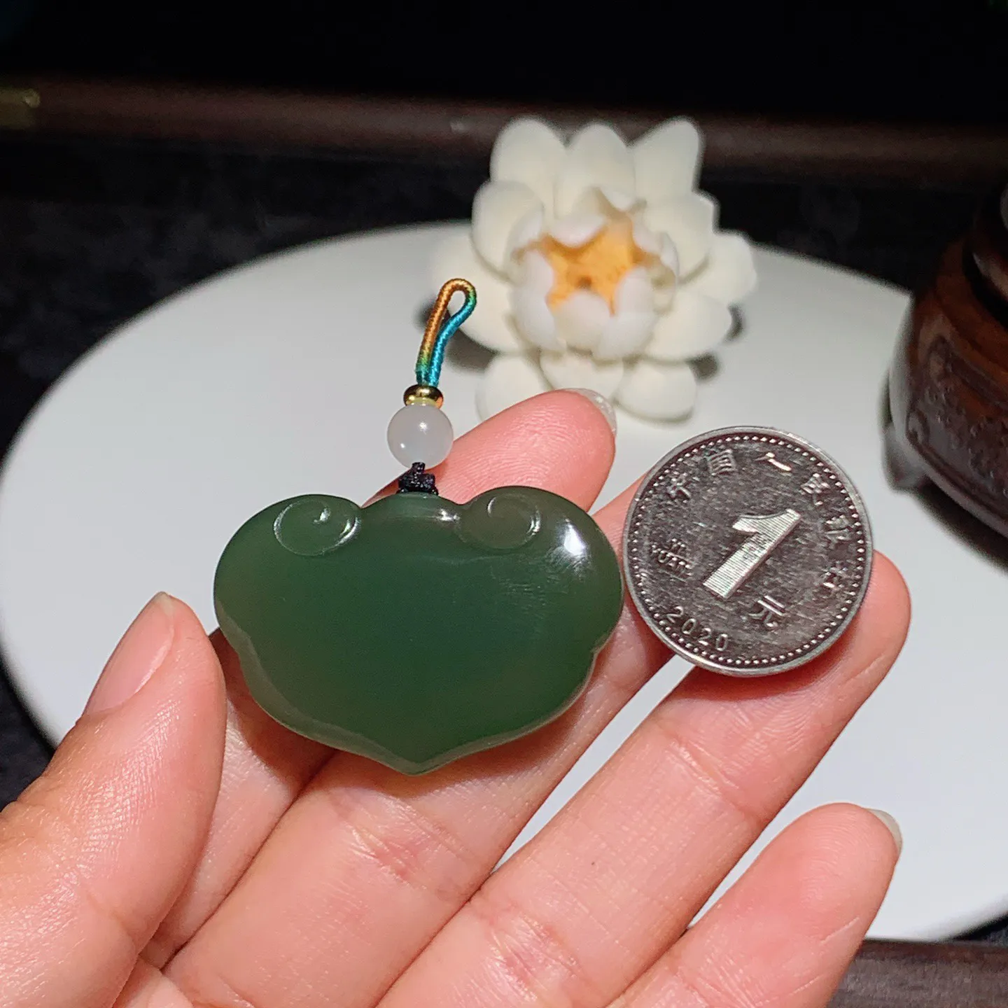 和田玉湖水绿平安如意锁挂件 尺寸27/37/10重16.3克，玉质细腻油润 底色纯净 脂粉好，品质好！lt251223