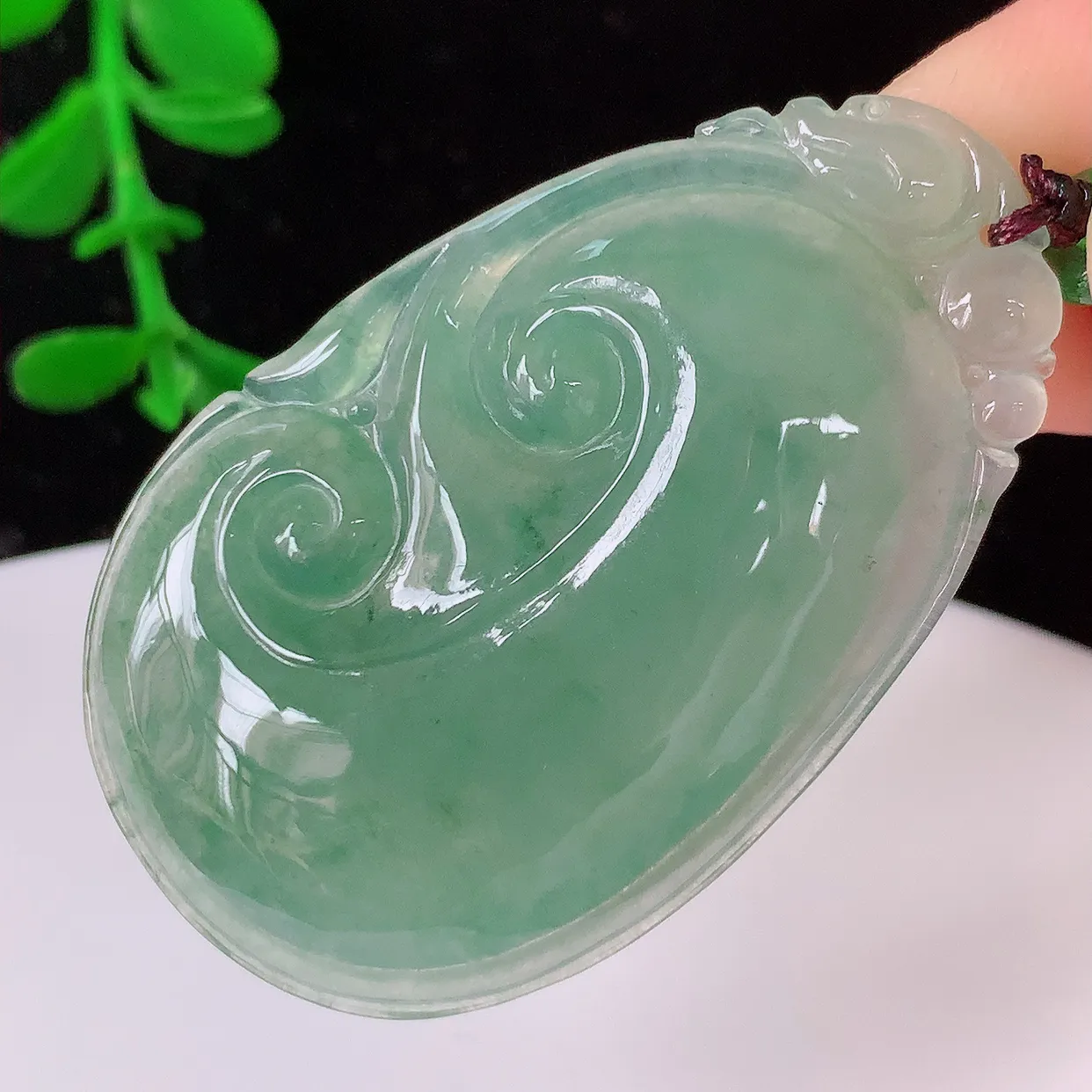 自然光实拍，冰种飘花万事如意翡翠吊坠 ，吉祥如意，莹亮光泽，色泽清爽，寓意好，佩戴上身效果更端庄高贵，#082.2尺寸44.5-27.5*5.5mm