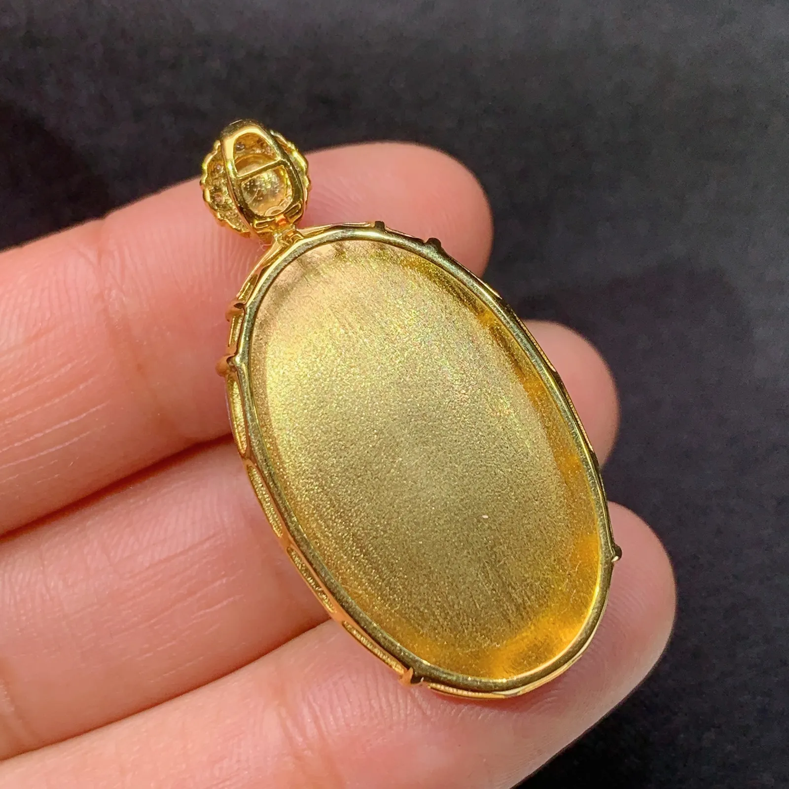 紫罗兰蛋面吊坠，18k金镶嵌，温润细腻，颜色鲜艳 尺寸35.2*17.8*10.3