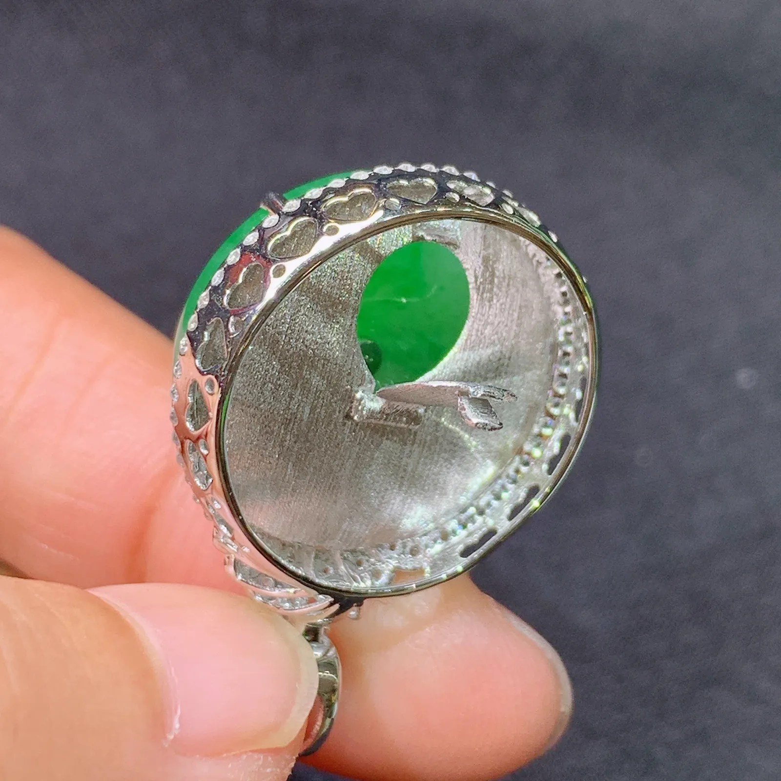 飘绿平安扣吊坠，18k金镶嵌，色泽鲜阳，冰润细腻，种水足，Xj 尺寸30.3*20.8*9