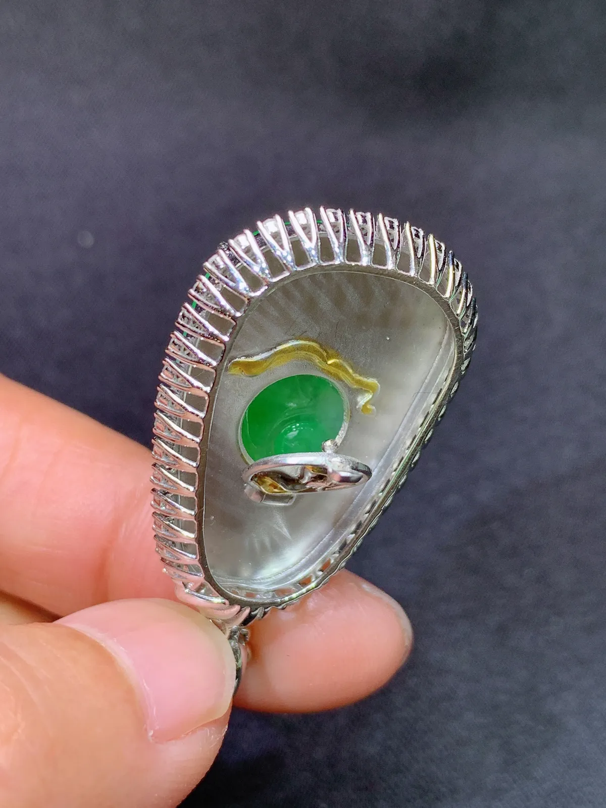 阳绿如意吊坠，18k金镶嵌，冰润色阳，玉质细腻，种水足，Xin 尺寸39.3*21.1*7.6