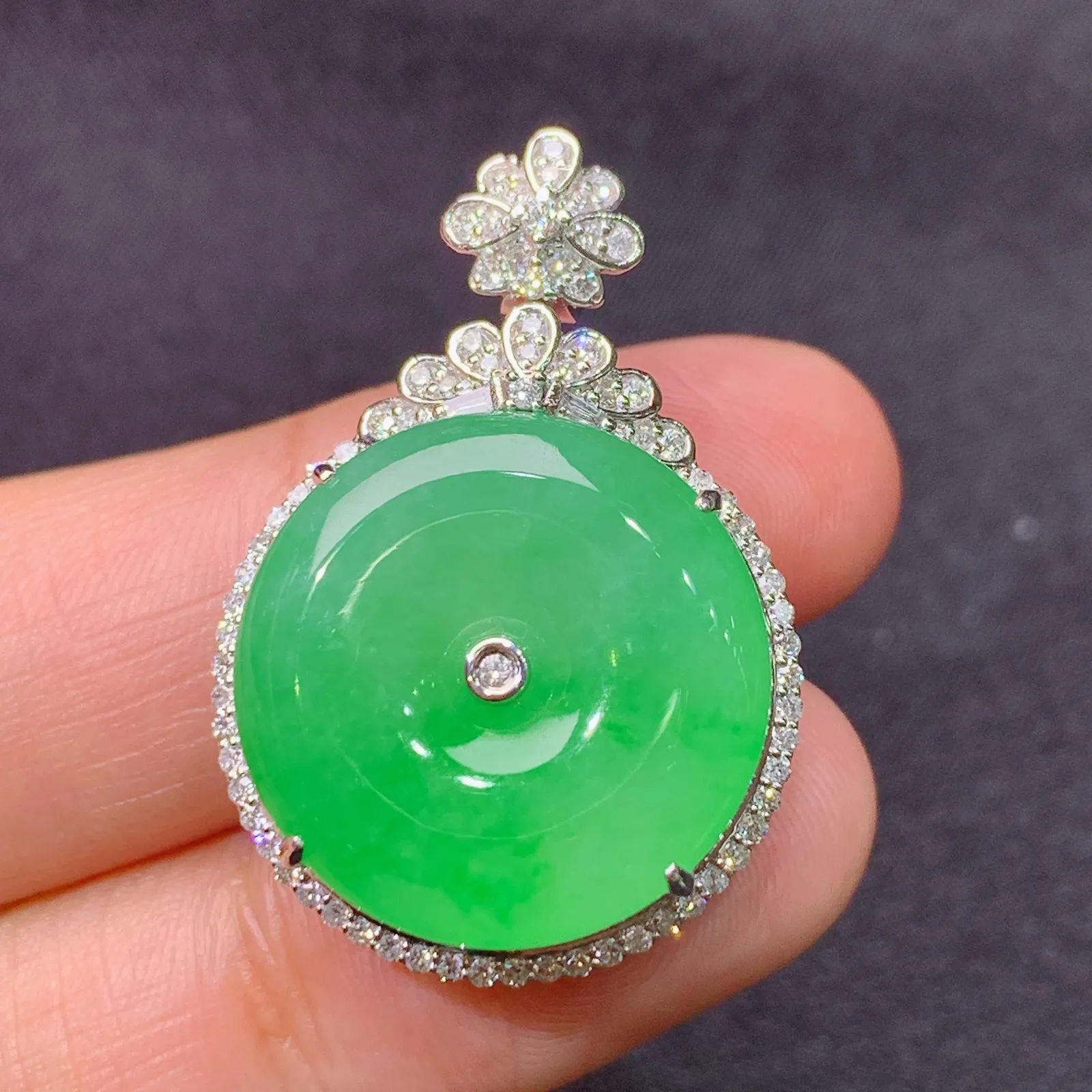 飘绿平安扣吊坠，18k金镶嵌，色泽鲜阳，冰润细腻，种水足，Xj 尺寸30.3*20.8*9