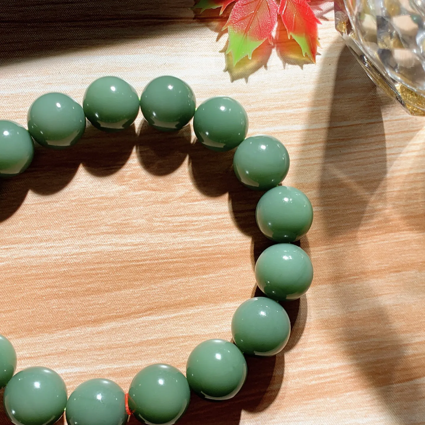 和田玉鸭蛋青俄罗斯碧玉圆珠手串。单颗尺寸12重45.3克，玉质细腻油润 底色纯净 脂粉好，品质好！lt251223