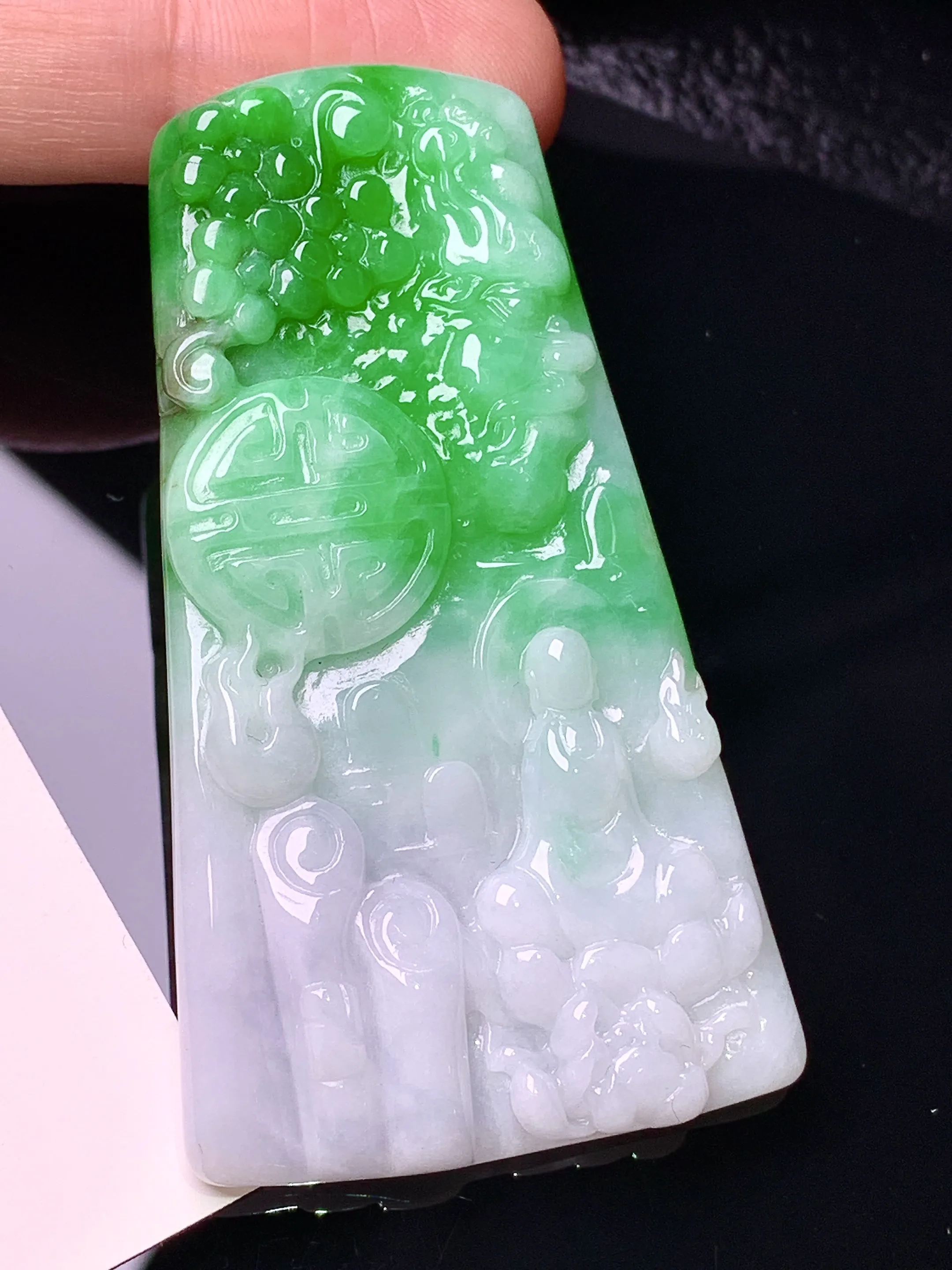 飘绿无相观音菩萨吊坠 玉质细腻 色泽清新艳丽 整体尺寸62*34.6*5.6