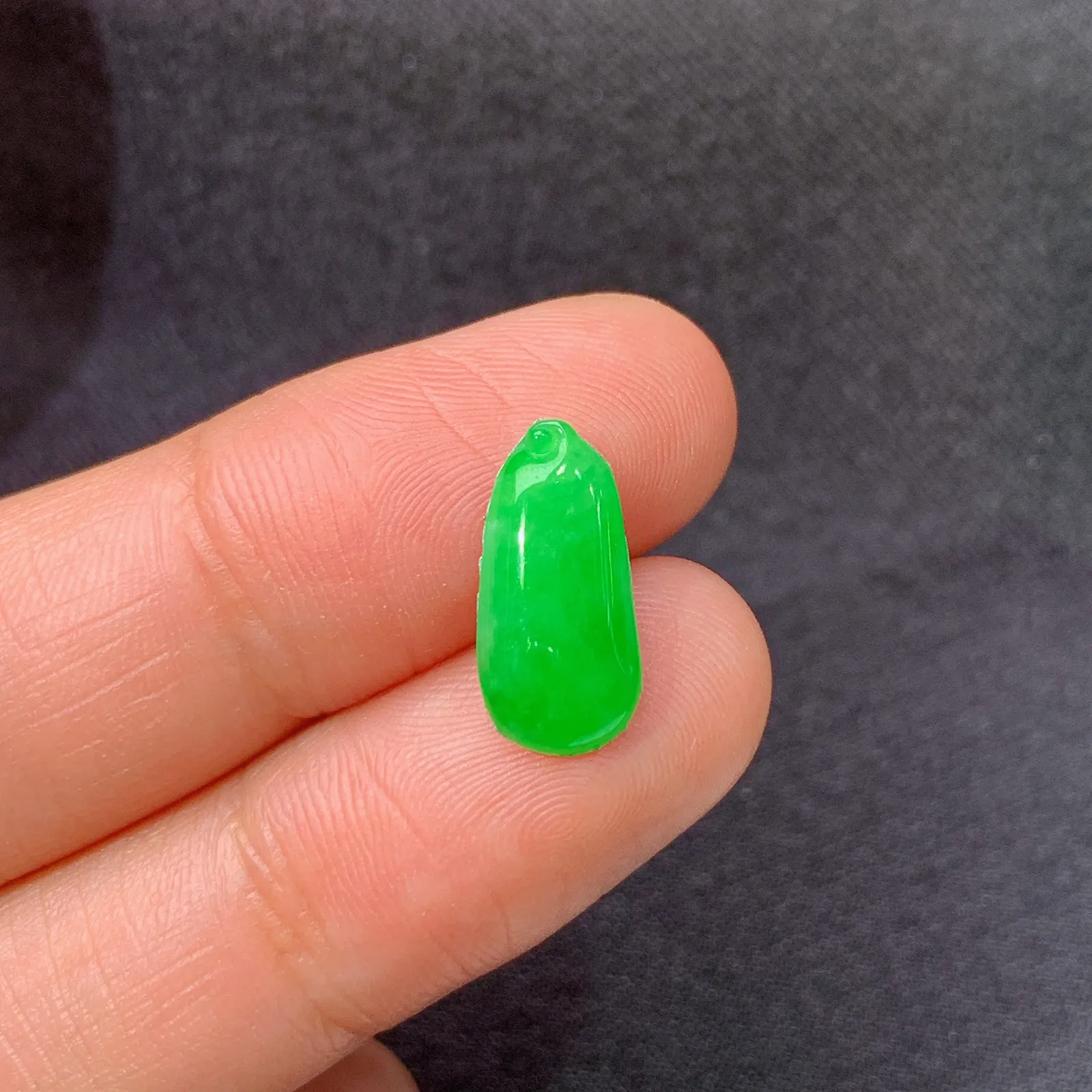 阳绿福瓜，镶嵌佳品，冰润色阳，种水足， 尺寸13.8*6.5*2.5