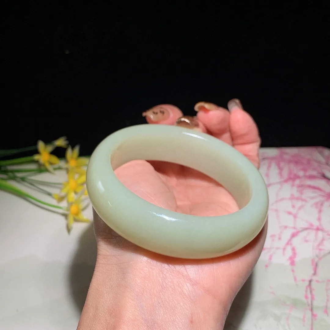 和田玉56.9圈口黄口料宽版手镯，玉质细腻油润 底色纯净 无裂无杂 脂粉好，品质好！