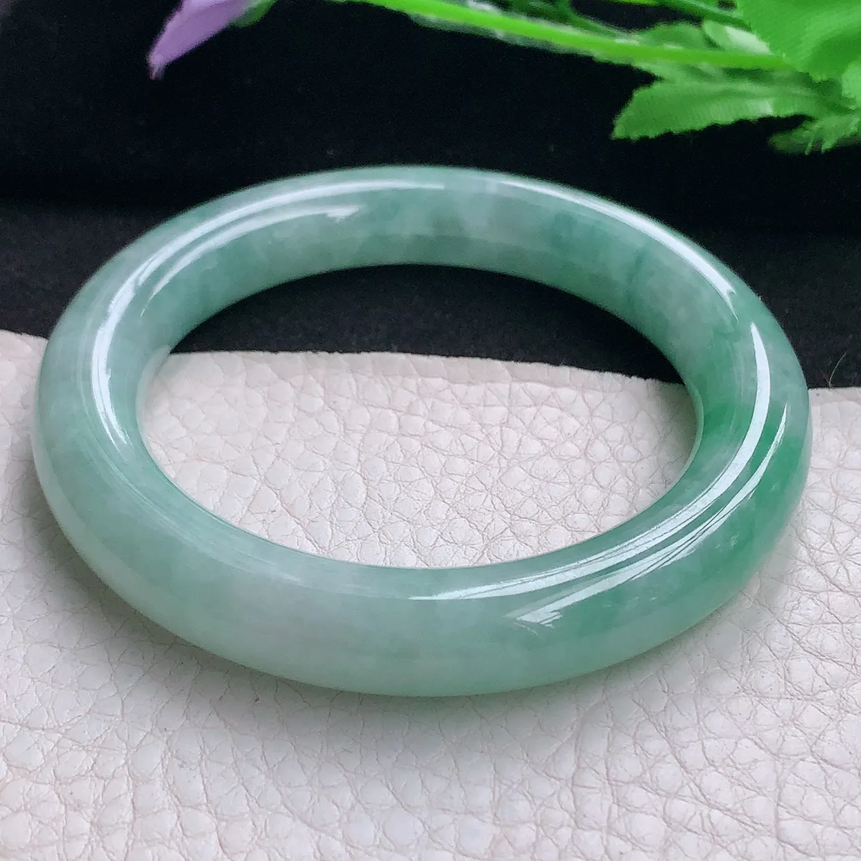 z自然光55**10.8美人镯 缅甸翡翠A货水灵飘绿圆条玉手镯玉手环