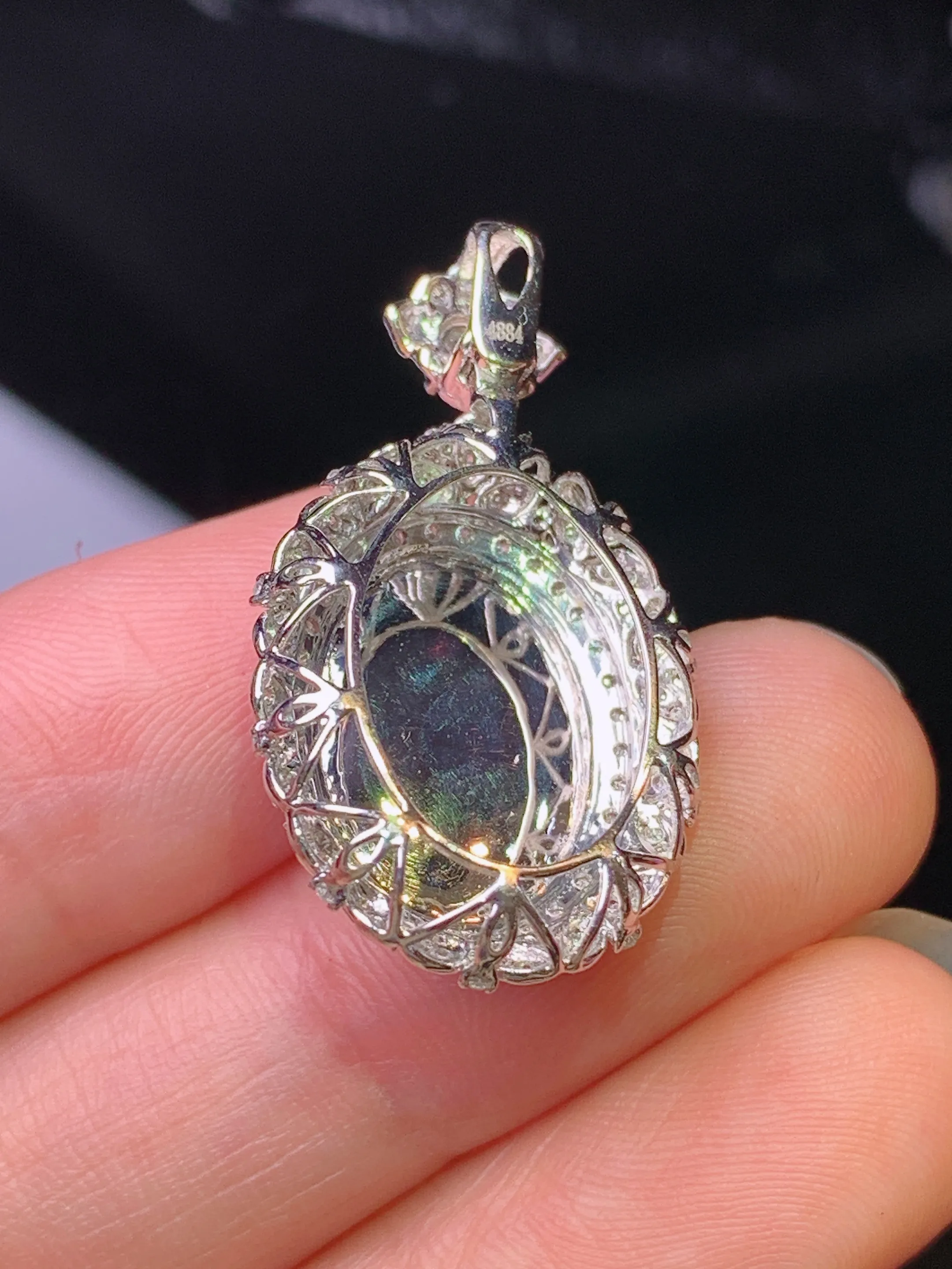 18k金钻镶嵌翠绿蛋面吊坠 玉质细腻 色泽清新艳丽 整体尺寸31*17*11.8