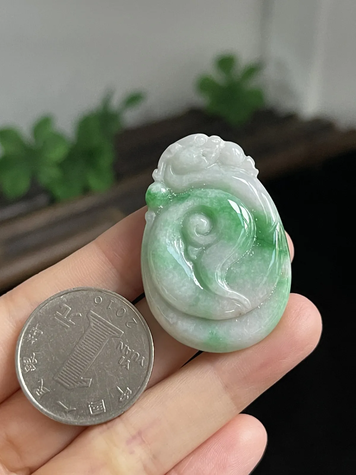 翡翠吊坠，厚装阳绿色如意吊坠