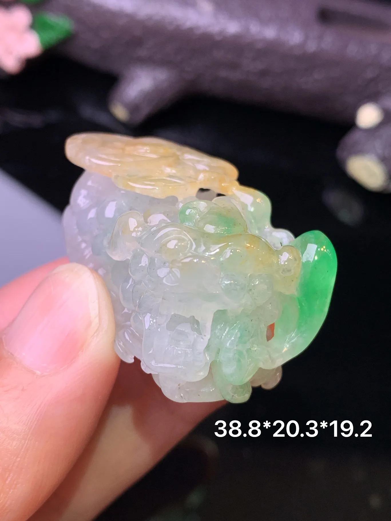 飘黄绿貔貅吊坠 玉质细腻 色泽清新艳丽 整体尺寸38.8*20.3*19.2