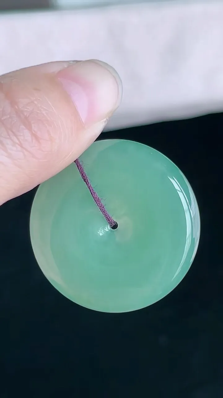 【翡翠名称】老坑种冰晴绿大平安扣吊坠
【翡翠尺寸】直径厚度31.7/5.5mm
【翡翠描述】宝贝种老水足，玉质细腻，色泽靓丽，性价比高，佩戴效果好！
【其它赠送】权威证书/精美挂绳盒子/支持全国复检