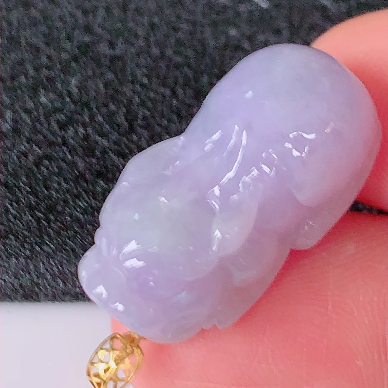 自然光实拍  18K金镶紫罗兰翡翠招财貔貅吊坠，民间有“一摸貔貅运程旺盛 再摸貔貅财运滚滚  三摸貔貅平步青云 ” 的美好祝愿。#802.2 整体 30 裸石25*12-11.5mm