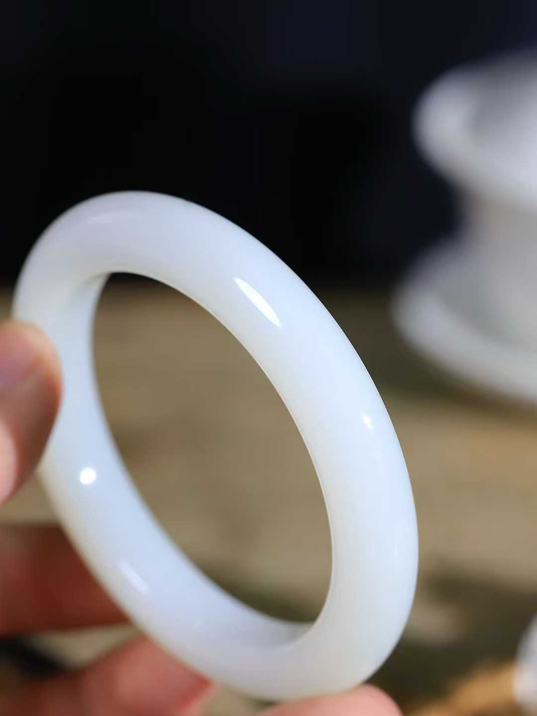 【一见钟情·手镯】

精品和田玉白玉手镯。镯型饱满，温润细腻，脂润沁香。️执一卷书，沏一盏茶，着一袭裙，戴一只镯。淡淡浅笺，素心若兰，静赏玉中诗画。悠悠岁月，芊手轻摘，盛满诗样芳华。重55.4克   内径圈口55.5mm 尺寸11-10mm  FDA-111252433