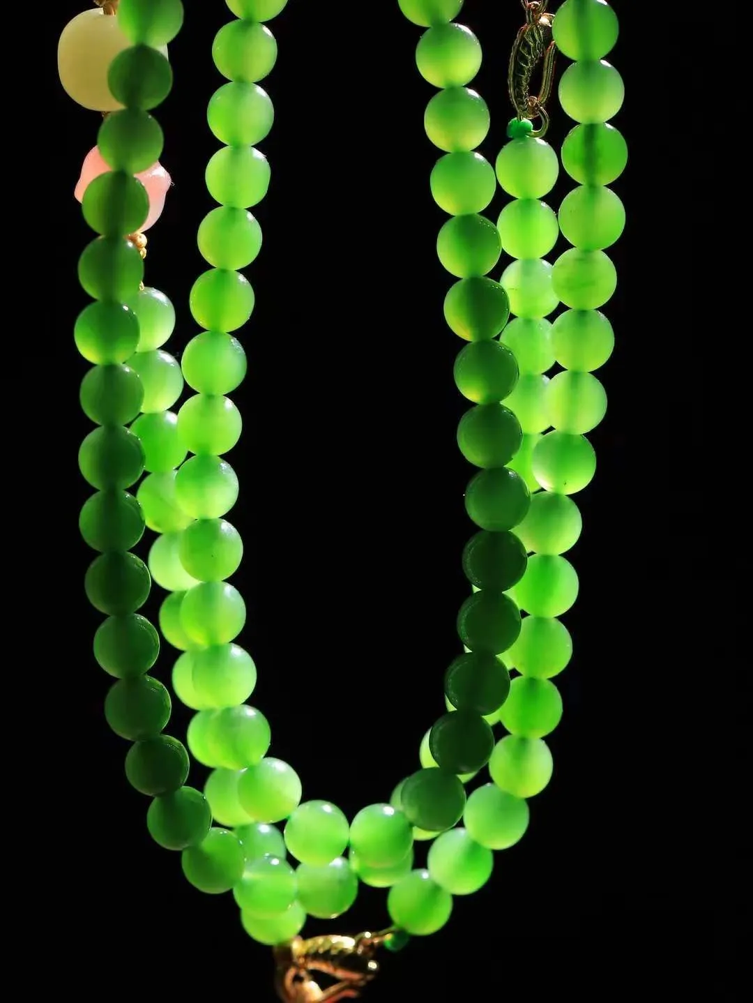 【珠圆玉润.挂链】

精品和田玉碧玉珠圆玉润挂链 玉质温润细腻 油性十足 佩戴舒适。珠珠落玉盘，间关莺语花底滑，一生美好时光，无论身在何处，都有它相伴相守。事事顺遂，幸福美满，吉祥如意。重48克 尺寸取一6mm FDL-521202472