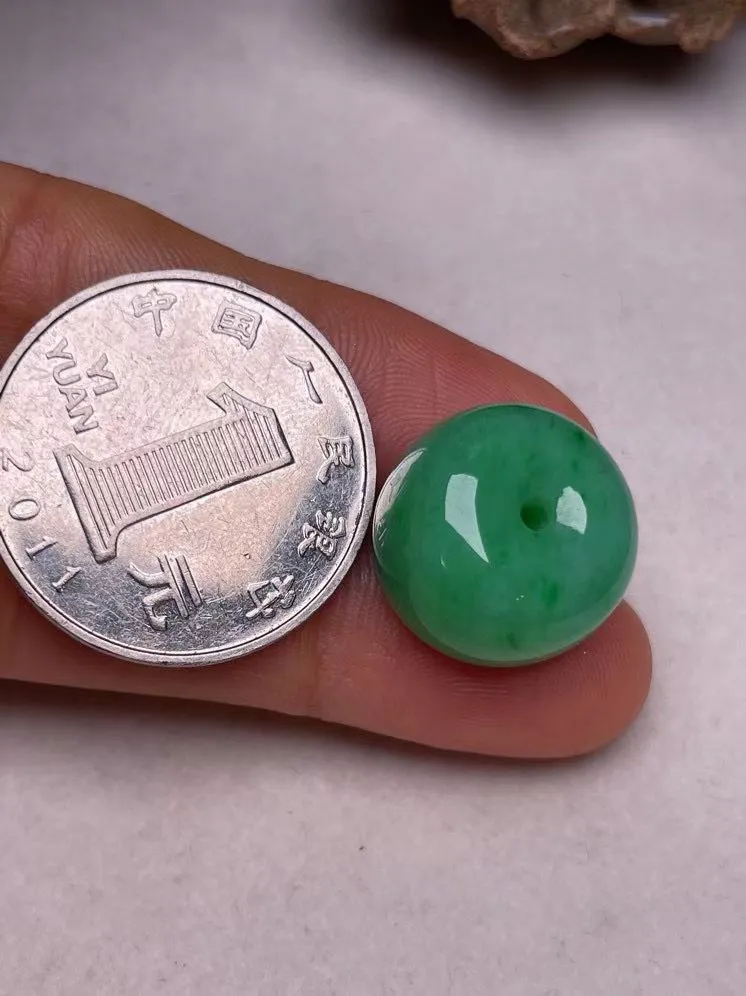 冰糯种飘绿【路路通】吊坠，种水好，玉质细腻 ，卖相好