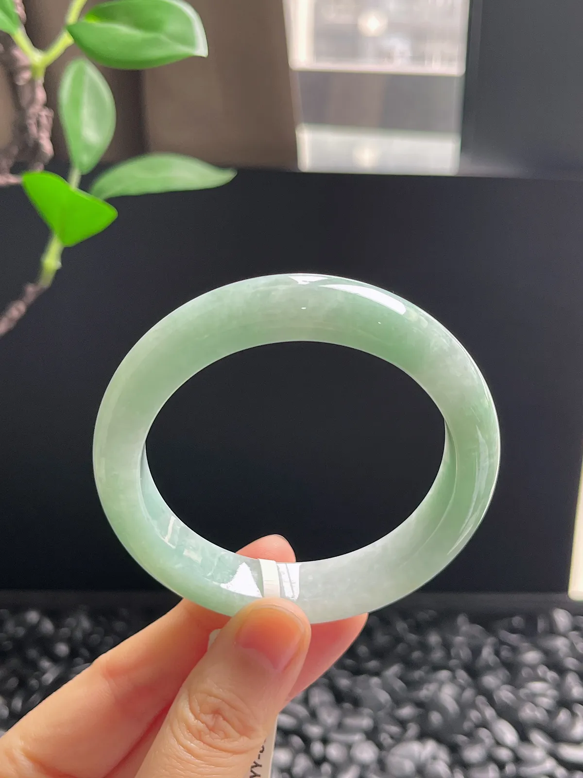 正圈53.5圈口，翡翠糯化种淡绿色手镯