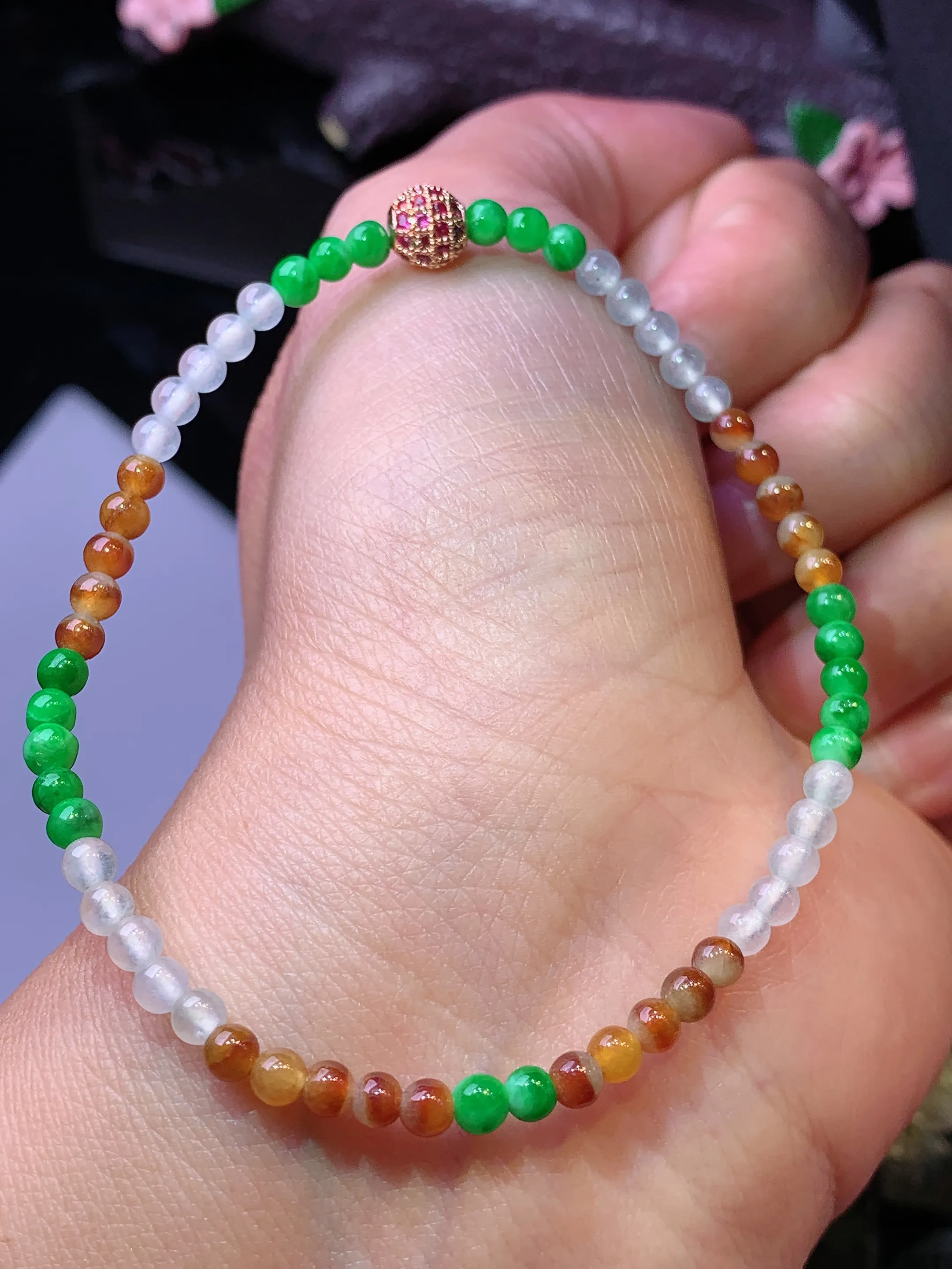 多彩圆珠手链 玉质细腻 色泽清新艳丽 整体尺寸3.3