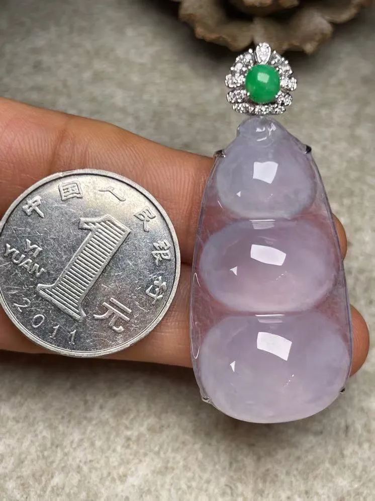 冰种福豆吊坠、真金真钻镶嵌，种水好，玉质细腻 .裸石尺寸 39.8*21.5