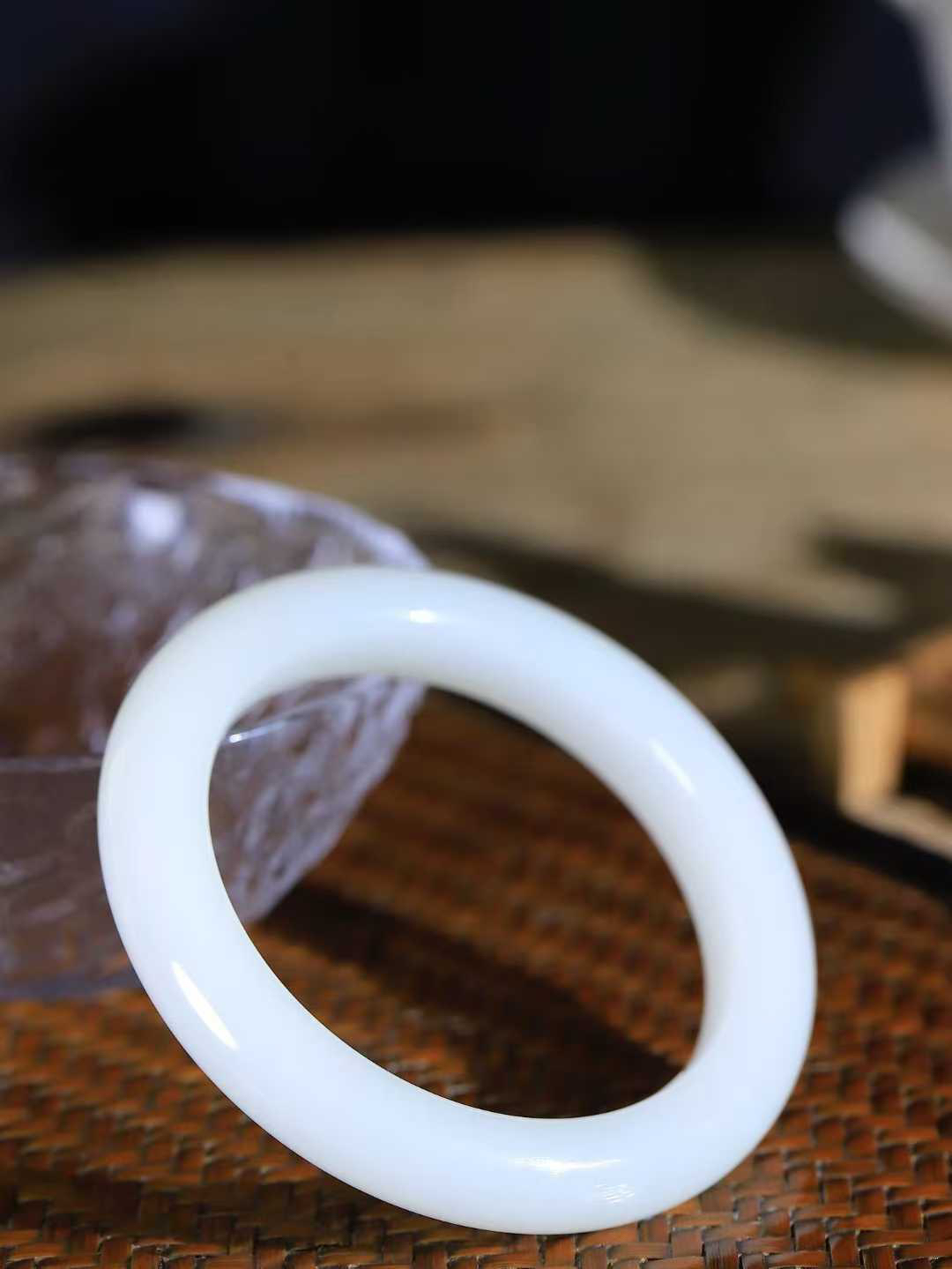 【一见钟情·手镯】

精品和田玉白玉手镯。镯型饱满，温润细腻，脂润沁香。️执一卷书，沏一盏茶，着一袭裙，戴一只镯。淡淡浅笺，素心若兰，静赏玉中诗画。悠悠岁月，芊手轻摘，盛满诗样芳华。重55.4克   内径圈口55.5mm 尺寸11-10mm  FDA-111252433