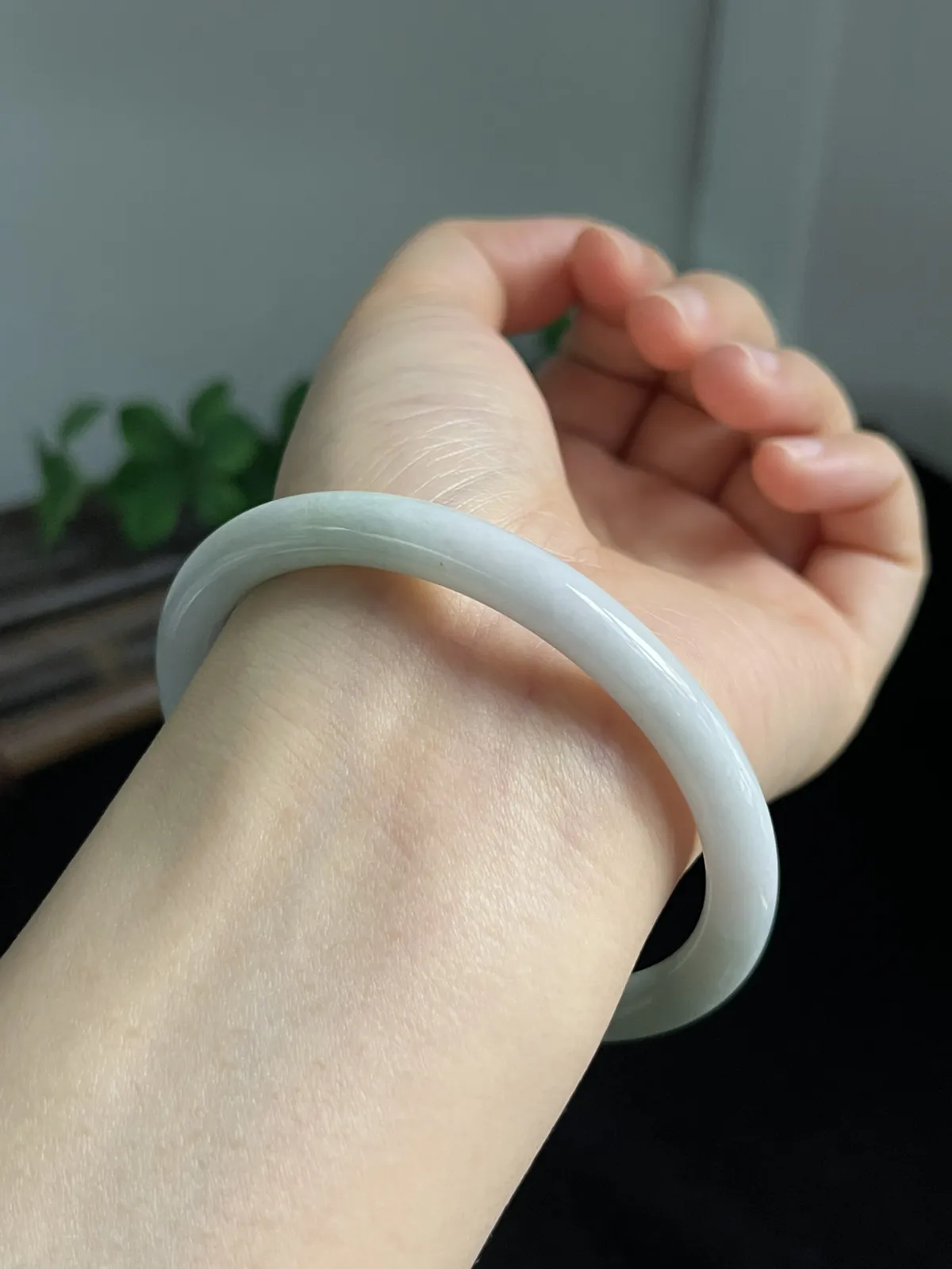 圆镯60.6圈口，翡翠手镯. 种老肉细，飘一片翠绿细细的叮当镯，上手秀气漂亮