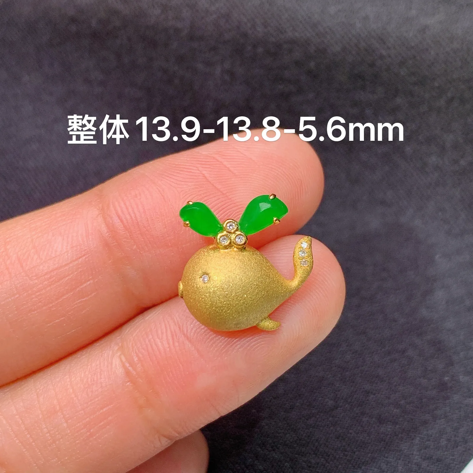冰阳绿随形吊坠，可爱小鲸鱼，18k金镶嵌，冰润色阳，种水足 Gs 尺寸13.9*13.8*5.6