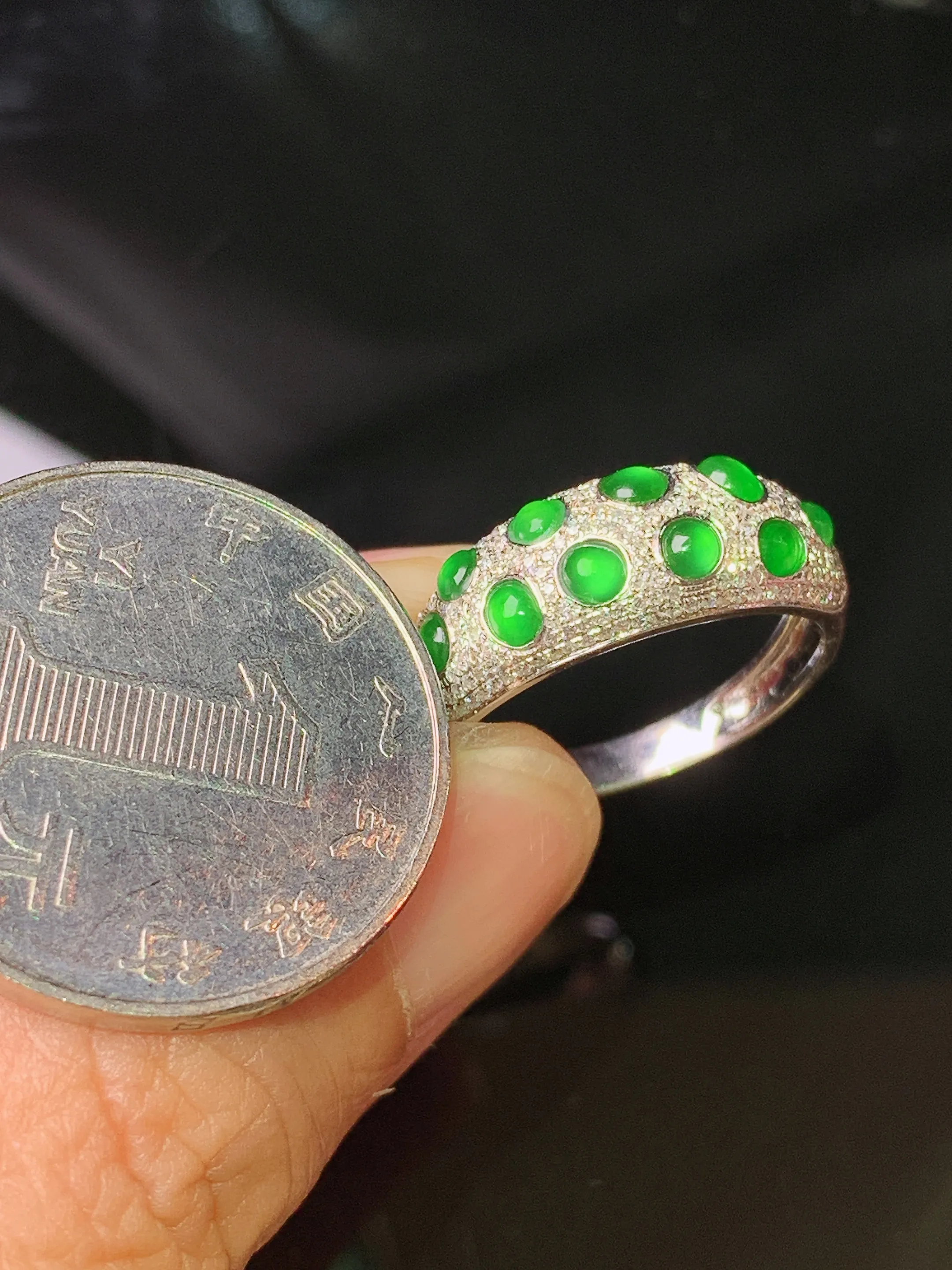 18k金钻镶嵌满绿蛋面戒指 玉质细腻 色泽清新艳丽 圈口15 整体尺寸2.5*2